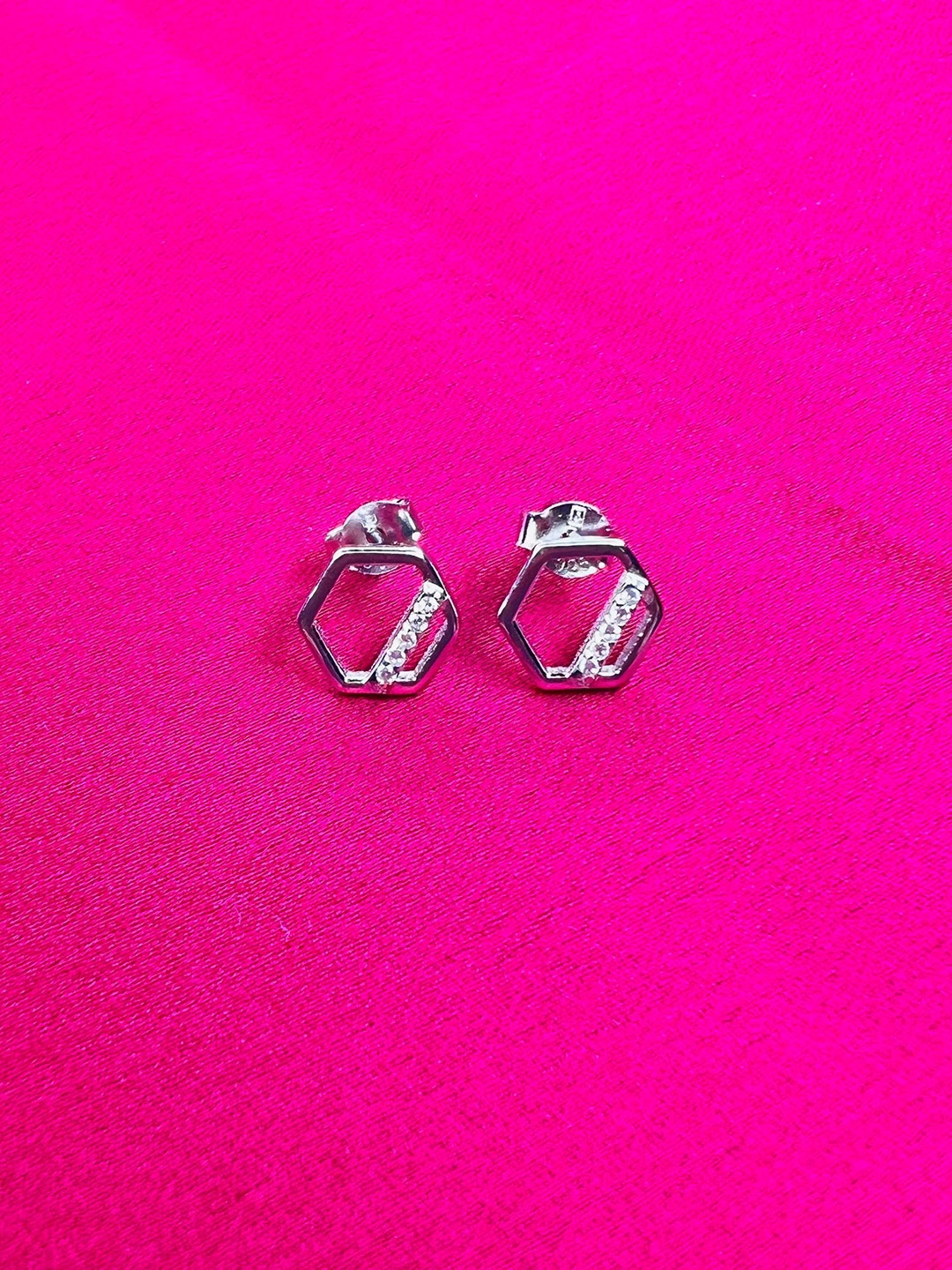 

Arte Jewels 925 Sterling Silver Silver-Plated Cubic Zirconia Contemporary Stud Earrings