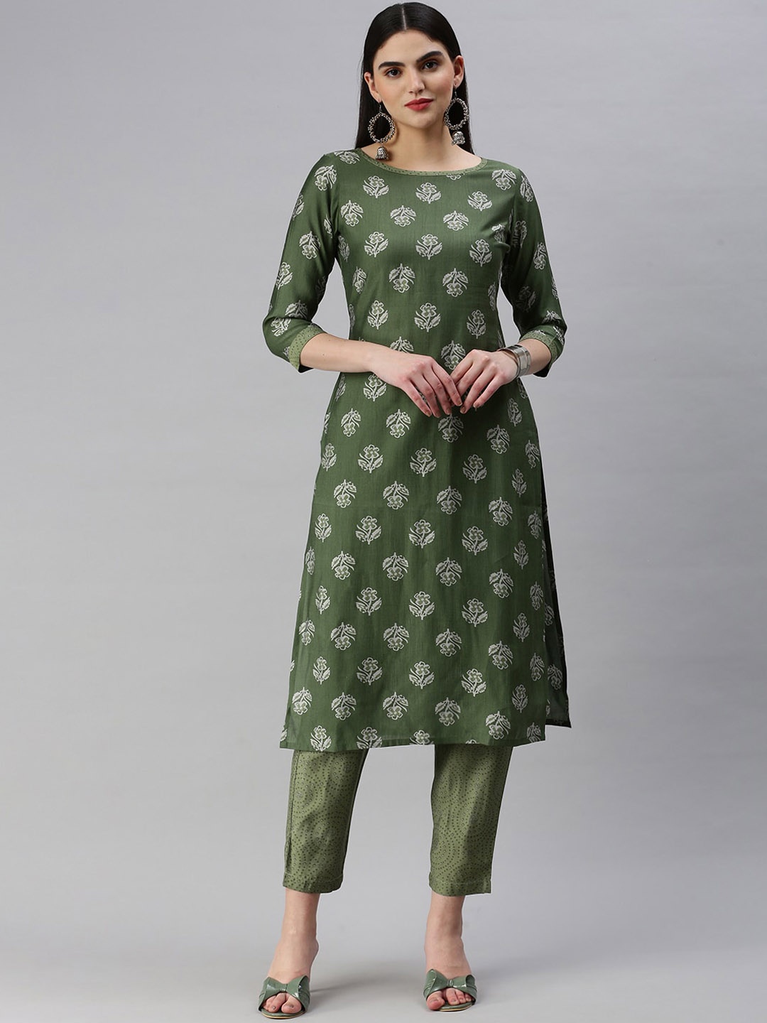 

HRITIKA Floral Printed Boat Neck Chanderi Silk Straight Kurta With Trousers, Green