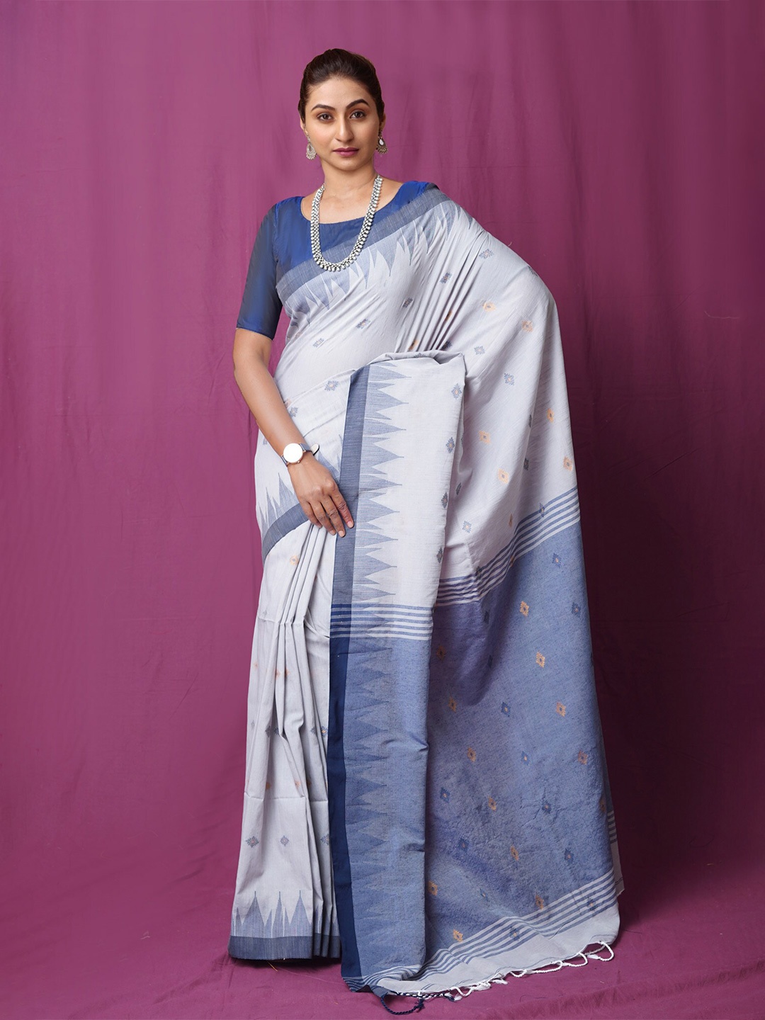 

Unnati Silks Woven Design Zari Pure Linen Handloom Jamdani Saree, Grey