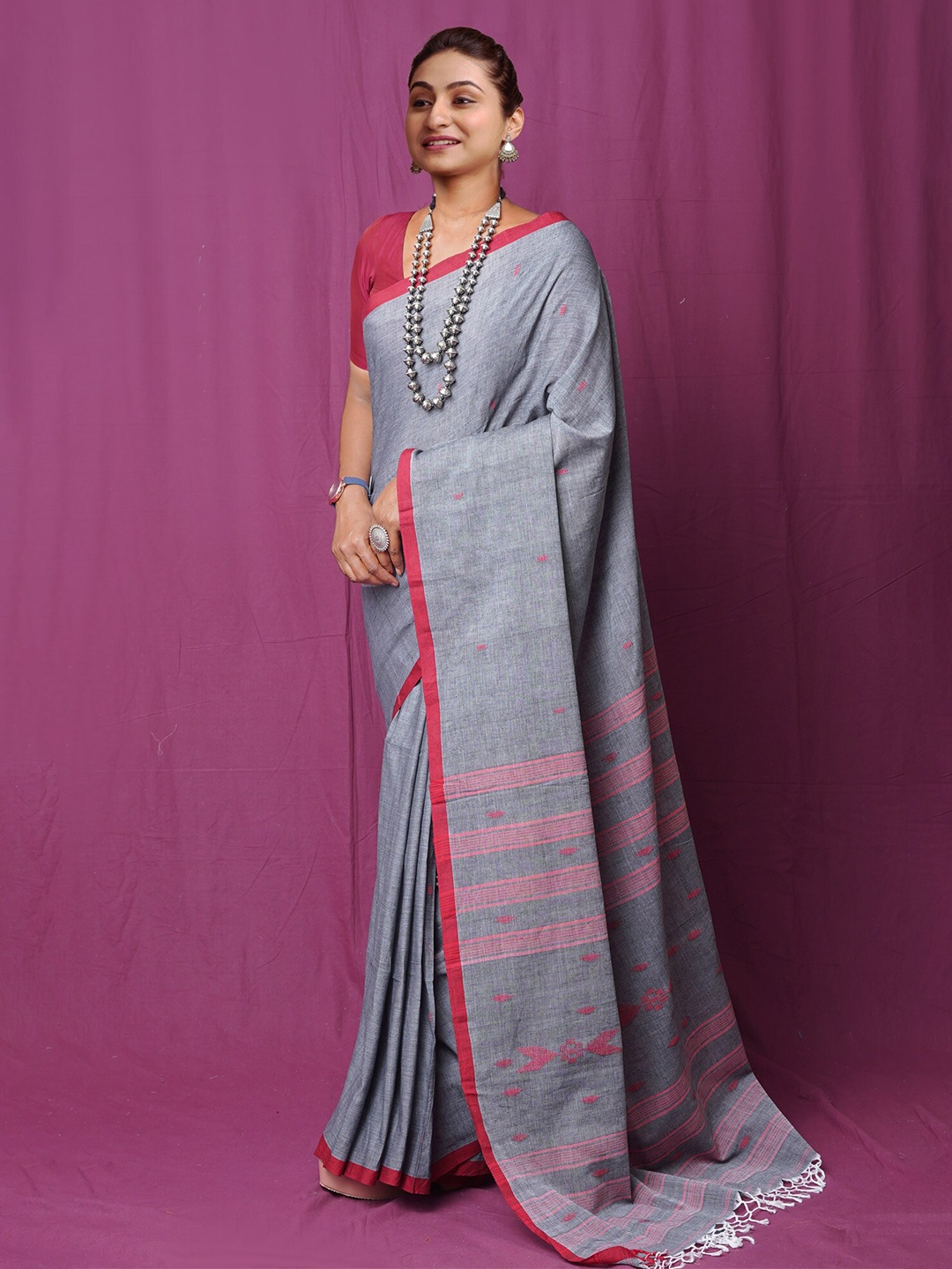 

Unnati Silks Woven Design Pure Linen Handloom Jamdani Saree, Grey