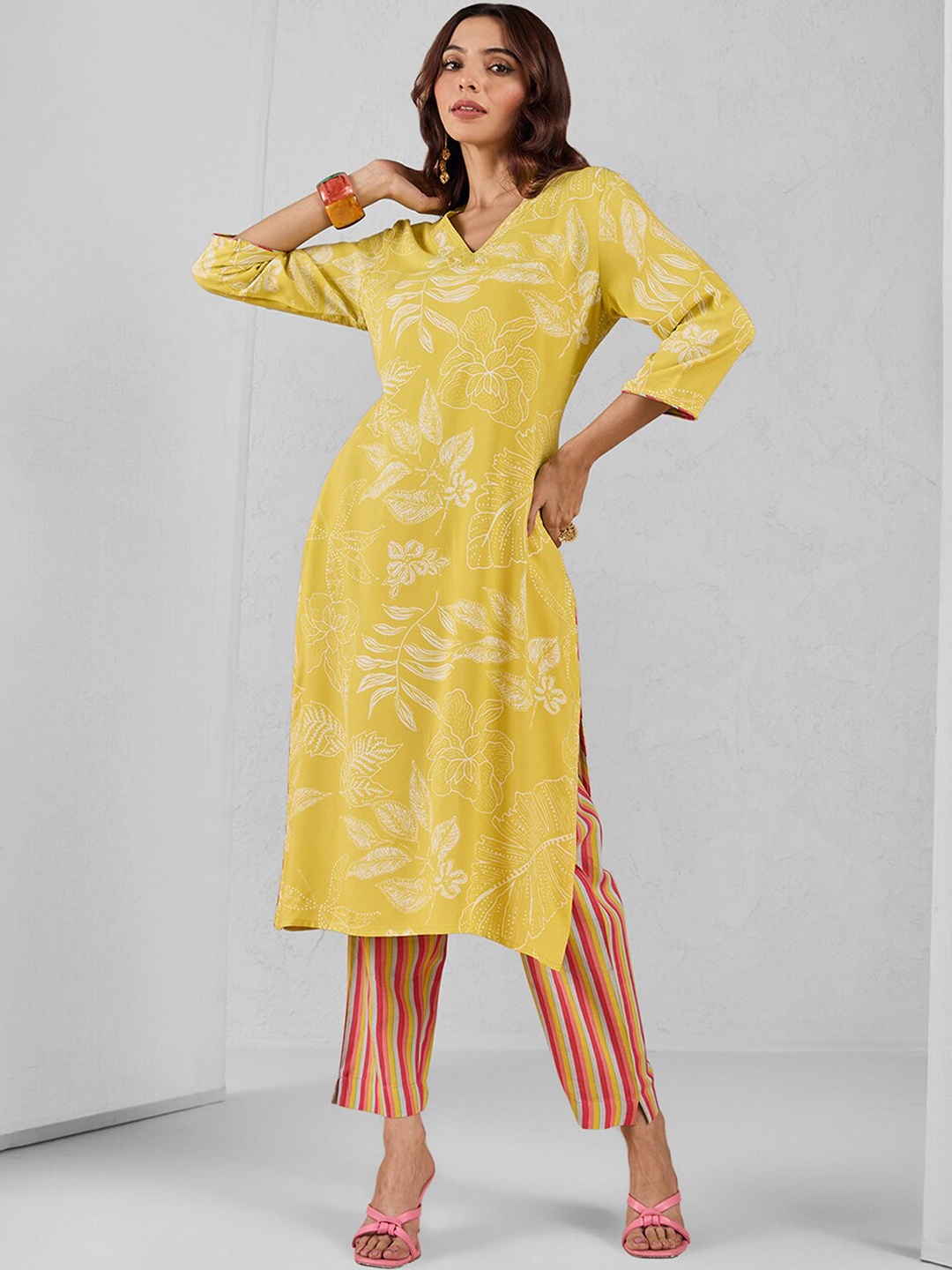 

Likha Floral Printed V-Neck Straight Kurta with Pyjamas, Lime green