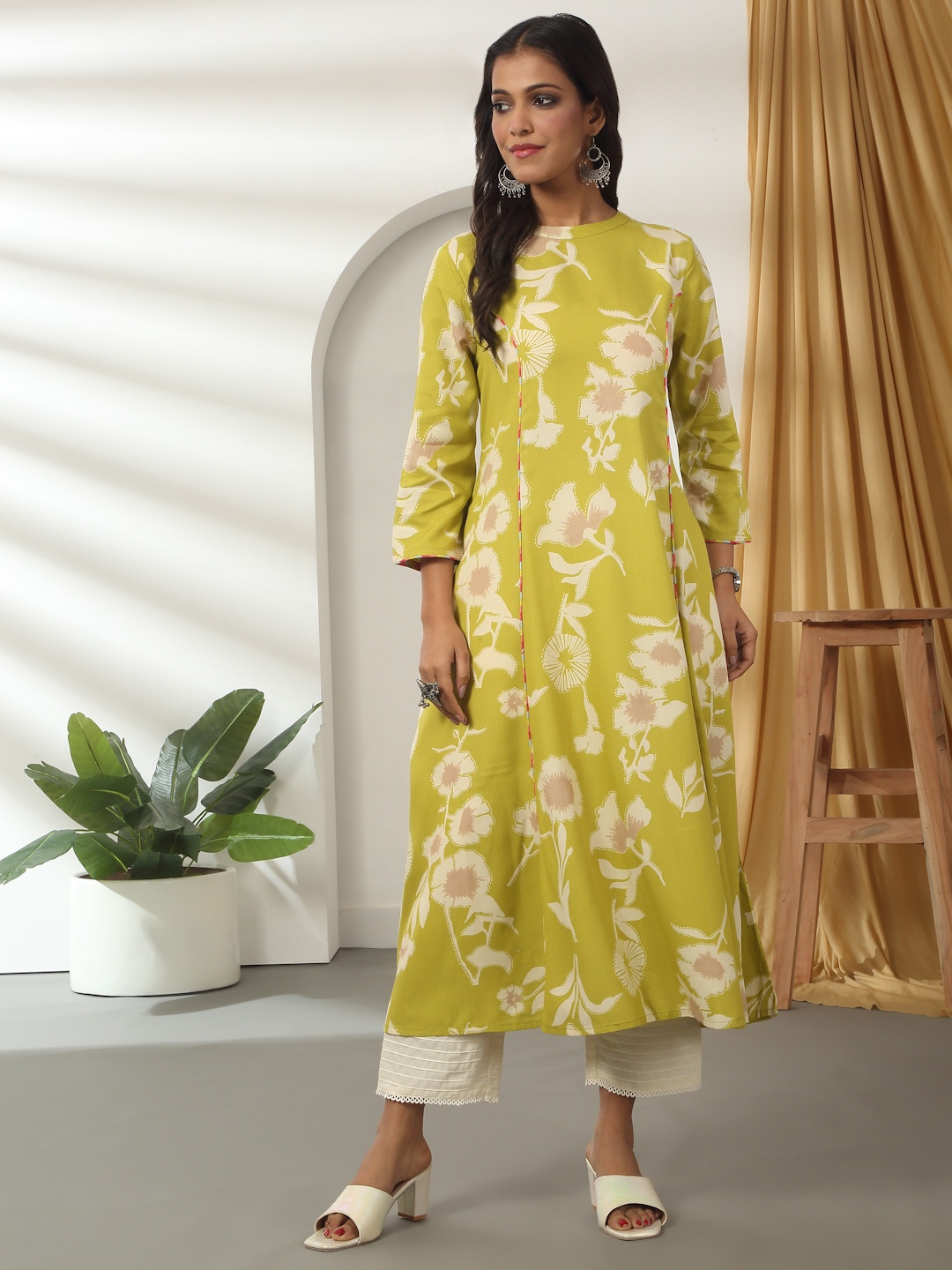 

Likha Floral Printed A-Line Kurta, Green