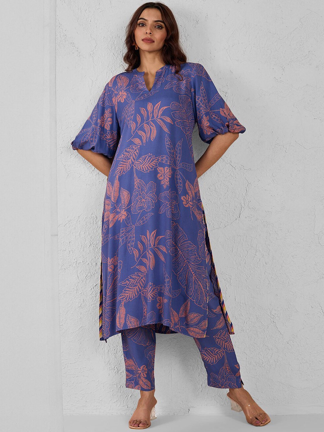 

Likha Floral Printed Puff Sleeves Straight Kurta with Trousers, Blue