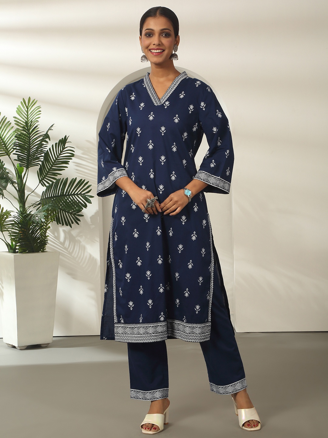 

Likha Floral Printed Regular Pure Cotton Kurta With Trousers & With Dupatta, Blue