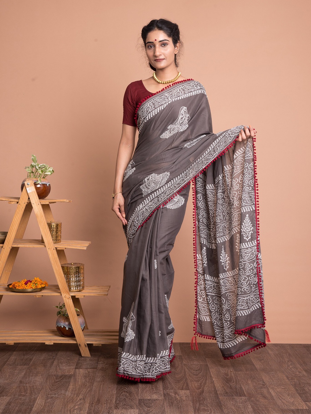 

Kishori Sarees Ethnic Motifs Printed Pure Cotton Saree, Grey