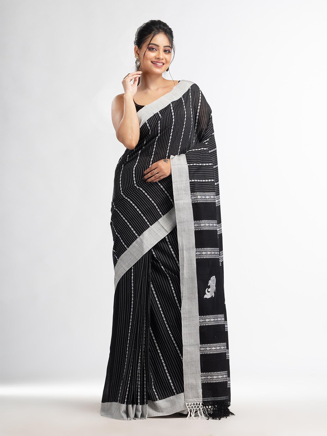 

Angoshobha Woven Design Pure Cotton Saree, Black