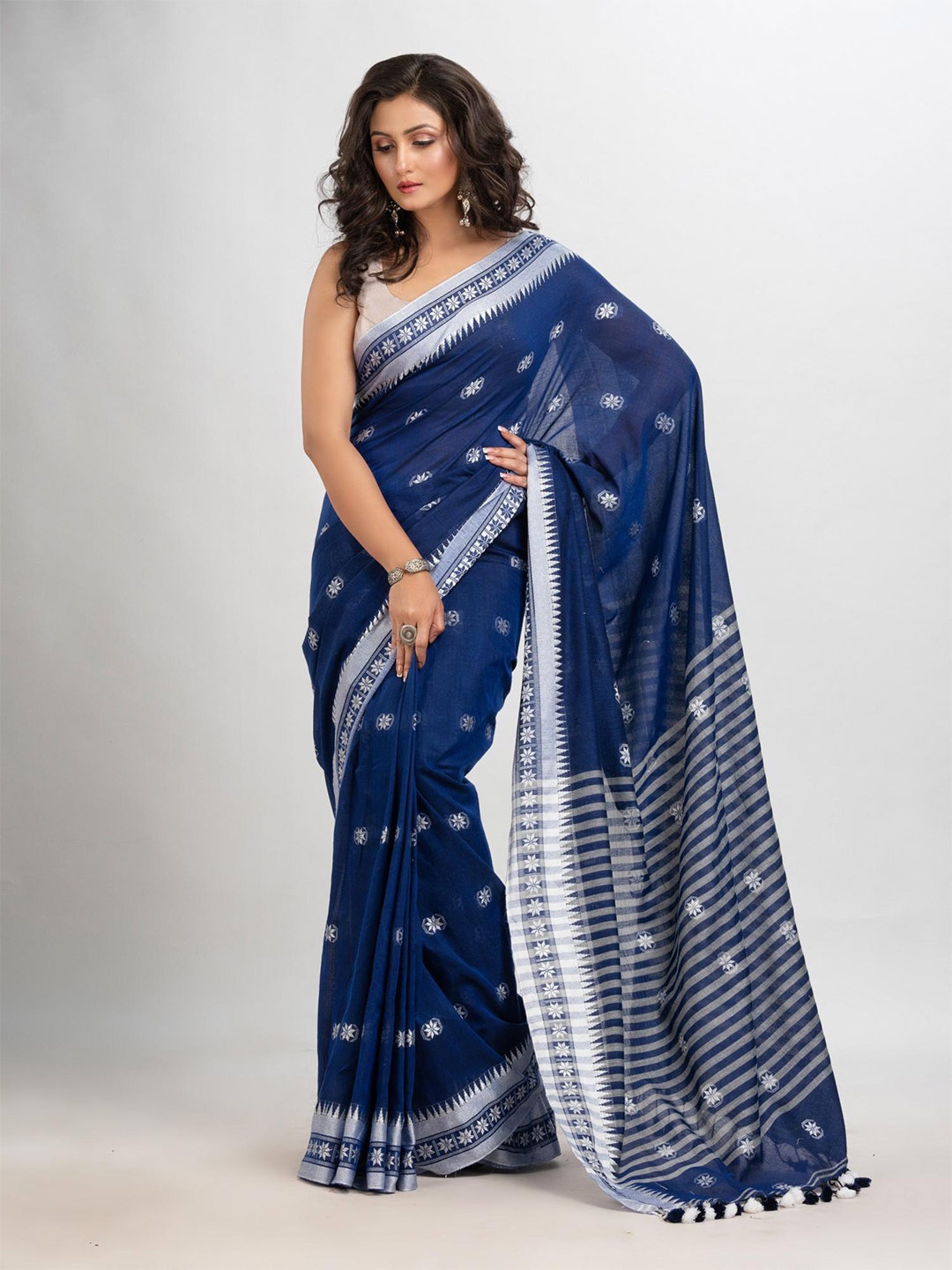 

Angoshobha Woven Design Pure Cotton Saree, Blue