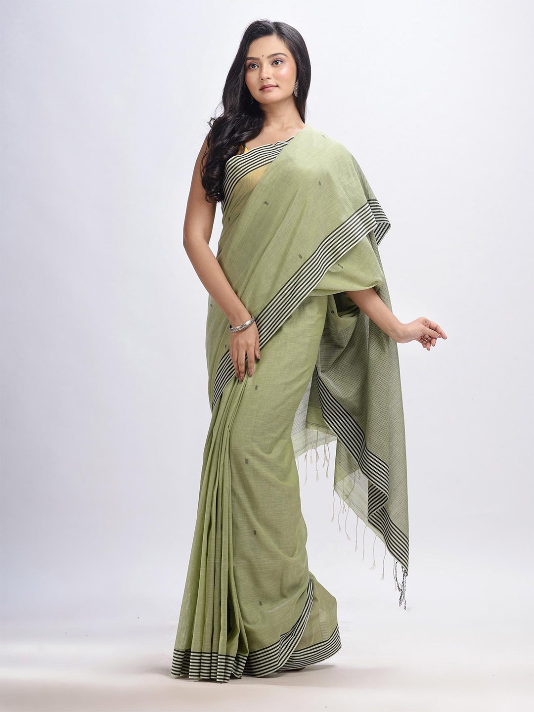 

Angoshobha Woven Design Pure Cotton Jamdani Saree, Green