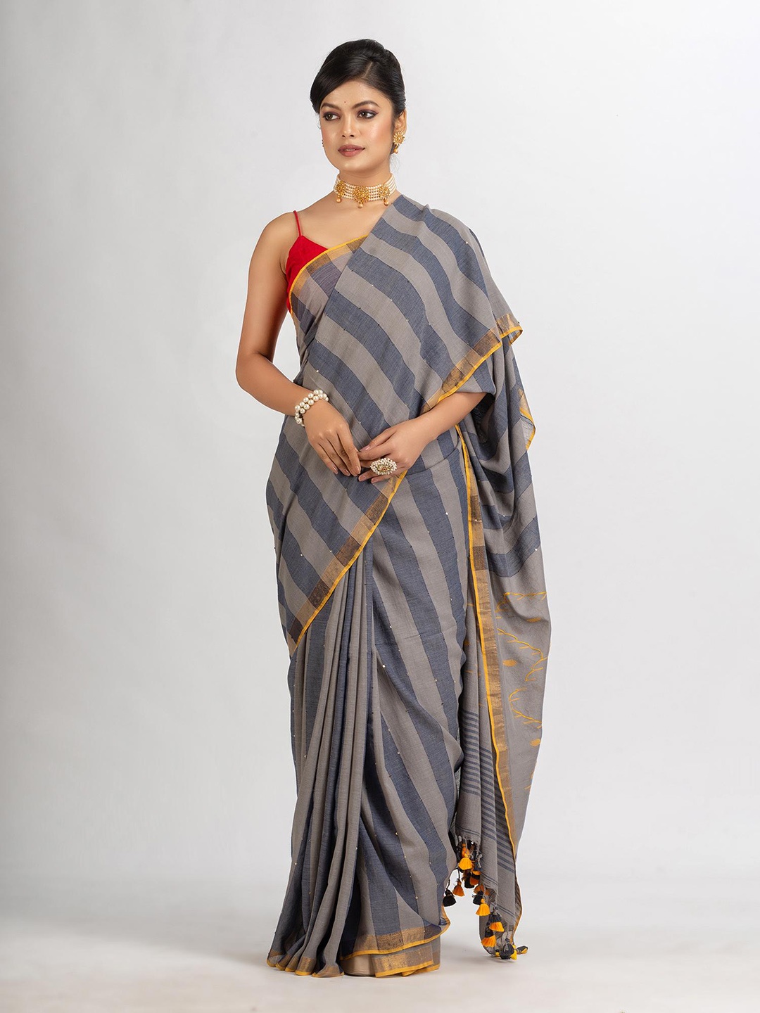 

Angoshobha Striped Sequinned Pure Cotton Jamdani Saree, Grey