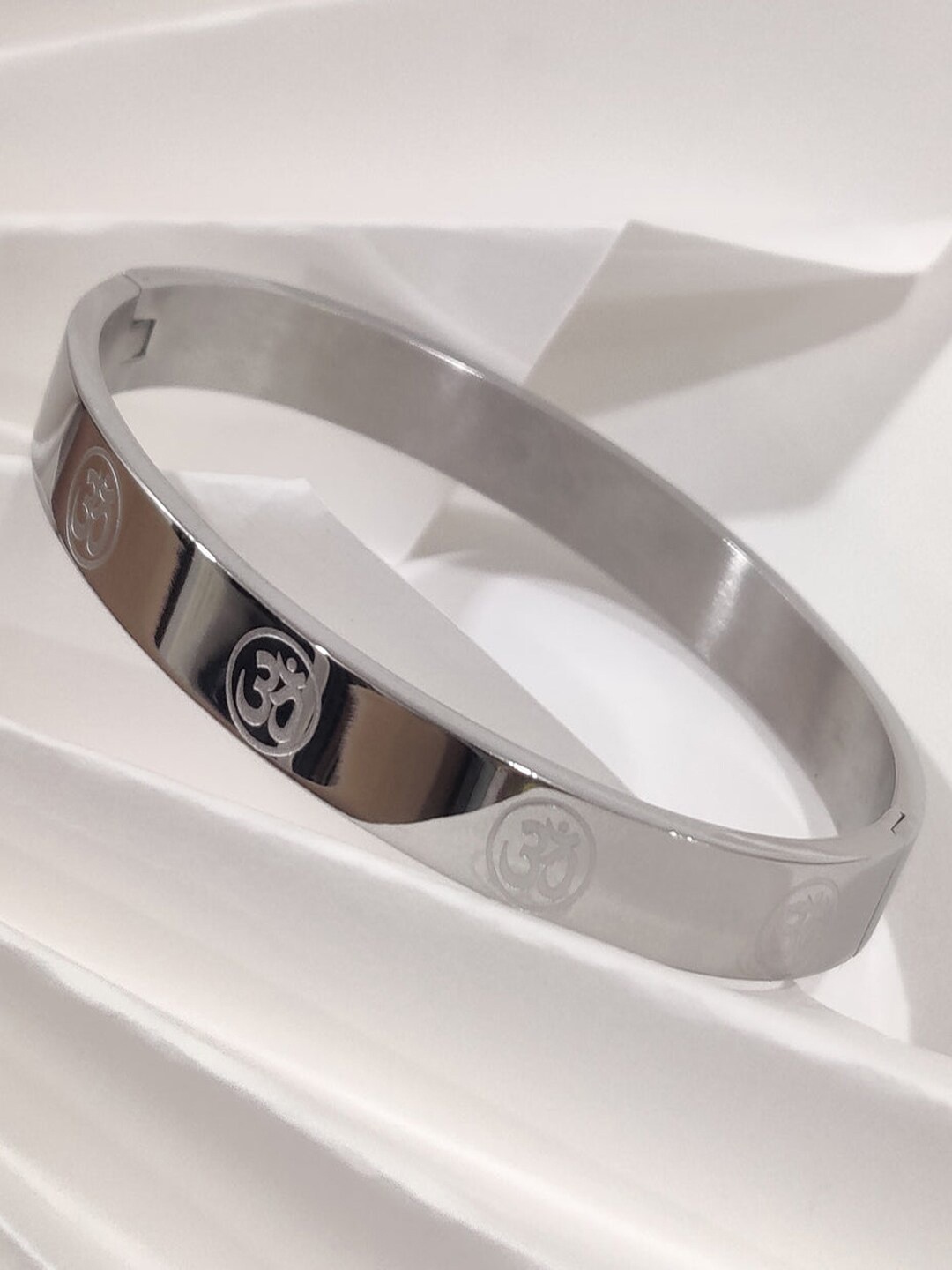 

Krelin Unisex Stainless Steel Antique Silver-Plated Kada Bracelet