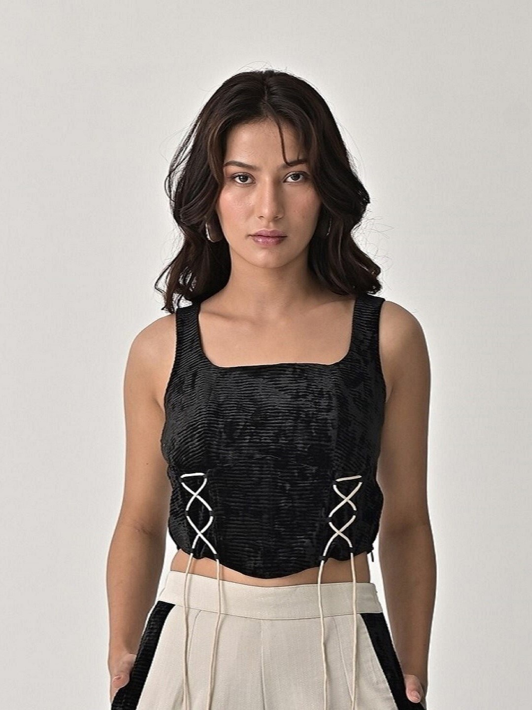 

MISSY Self Design Shoulder Strap Velvet Fitted Crop Top, Brown