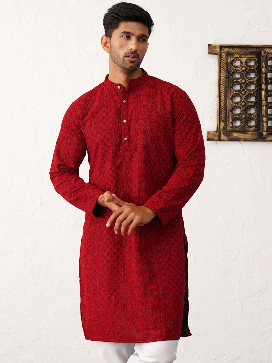 

Jompers Paisley Embroidered Chikankari Kurta With Pyjama, Maroon