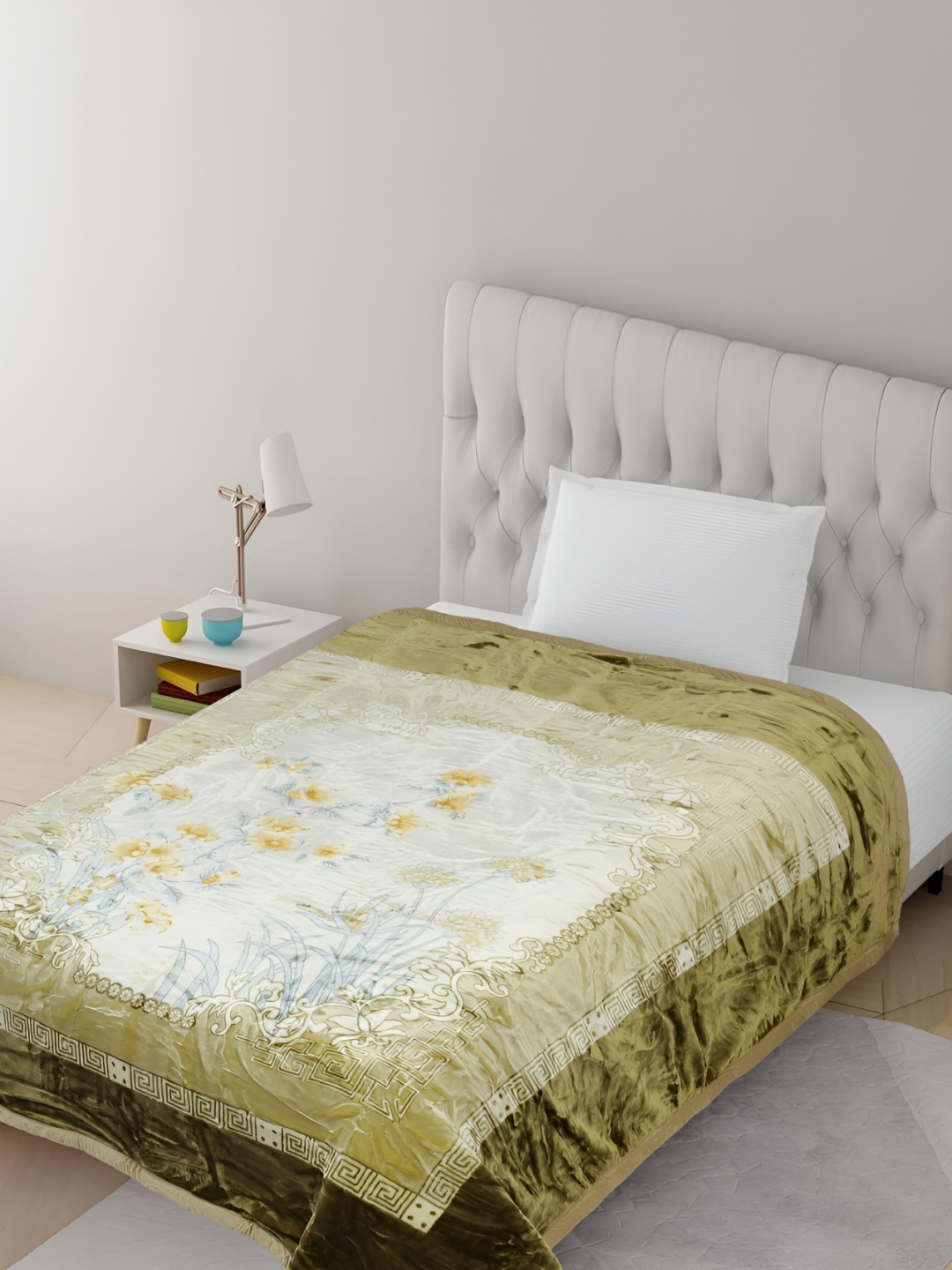 

Bezzilish Home Green & White Floral Heavy Winter 600 GSM Double Bed Blanket