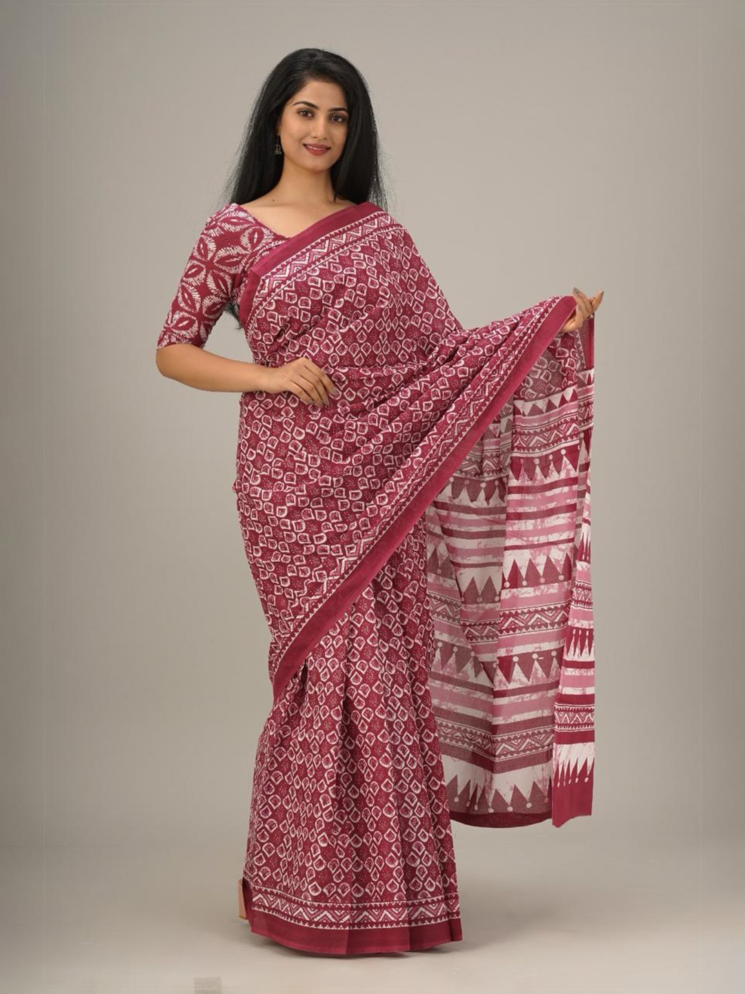 

KIAARON Pure Cotton Block Print Saree, Maroon