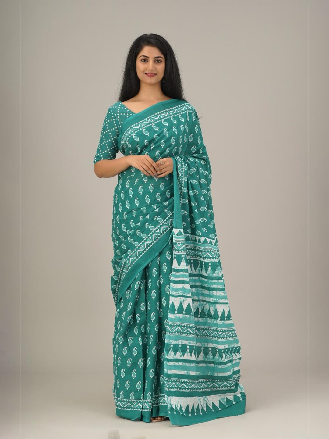 

KIAARON Paisley Printed Pure Cotton Saree, Green