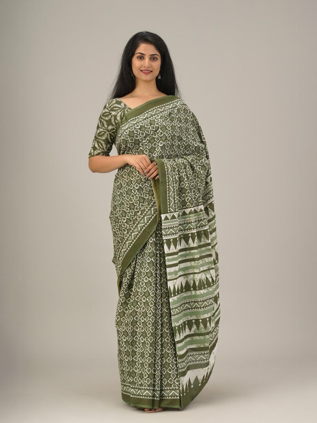 

KIAARON Printed Pure Cotton Saree, Green