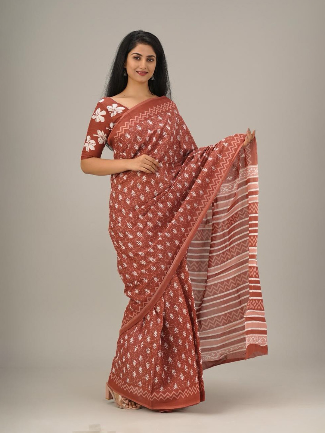 

KIAARON Floral Printed Pure Cotton Saree, Brown