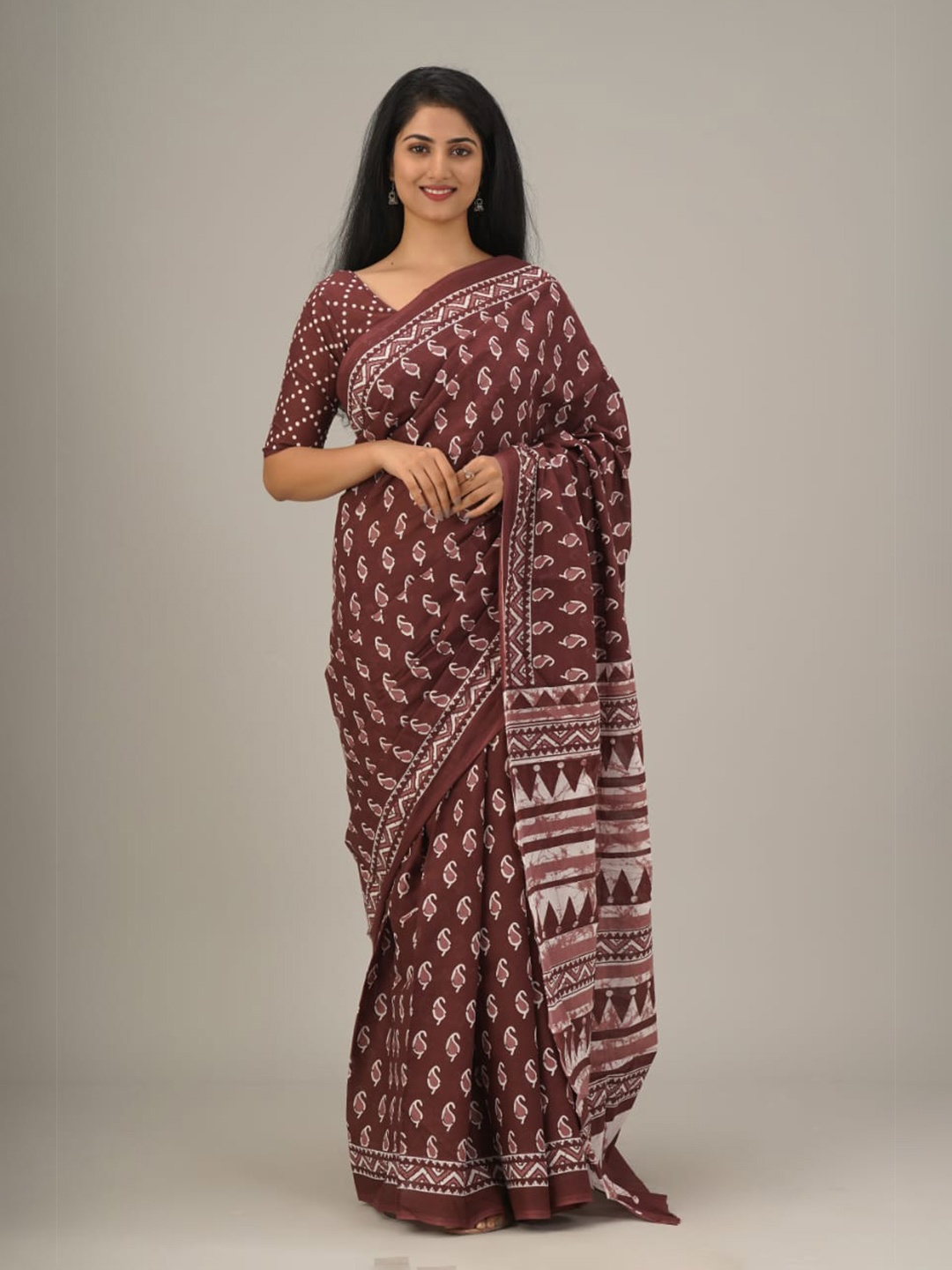 

KIAARON Paisley Printed Pure Cotton Saree, Maroon