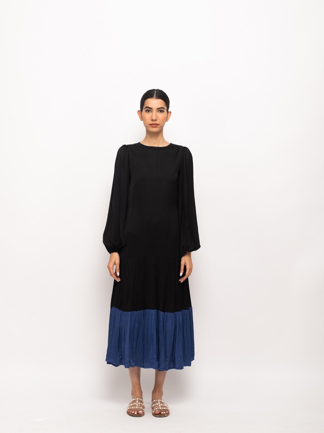 

Neora Colourblocked Gathered Cuffed Sleeves Midi A-Line Dress, Black