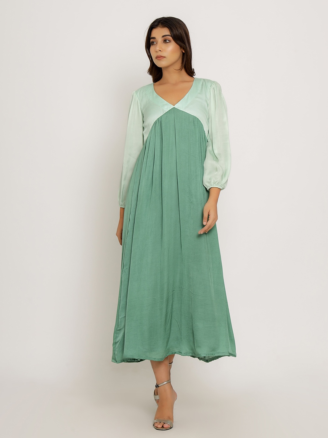 

Neora Colourblocked V-Neck A-Line Midi Dress, Green