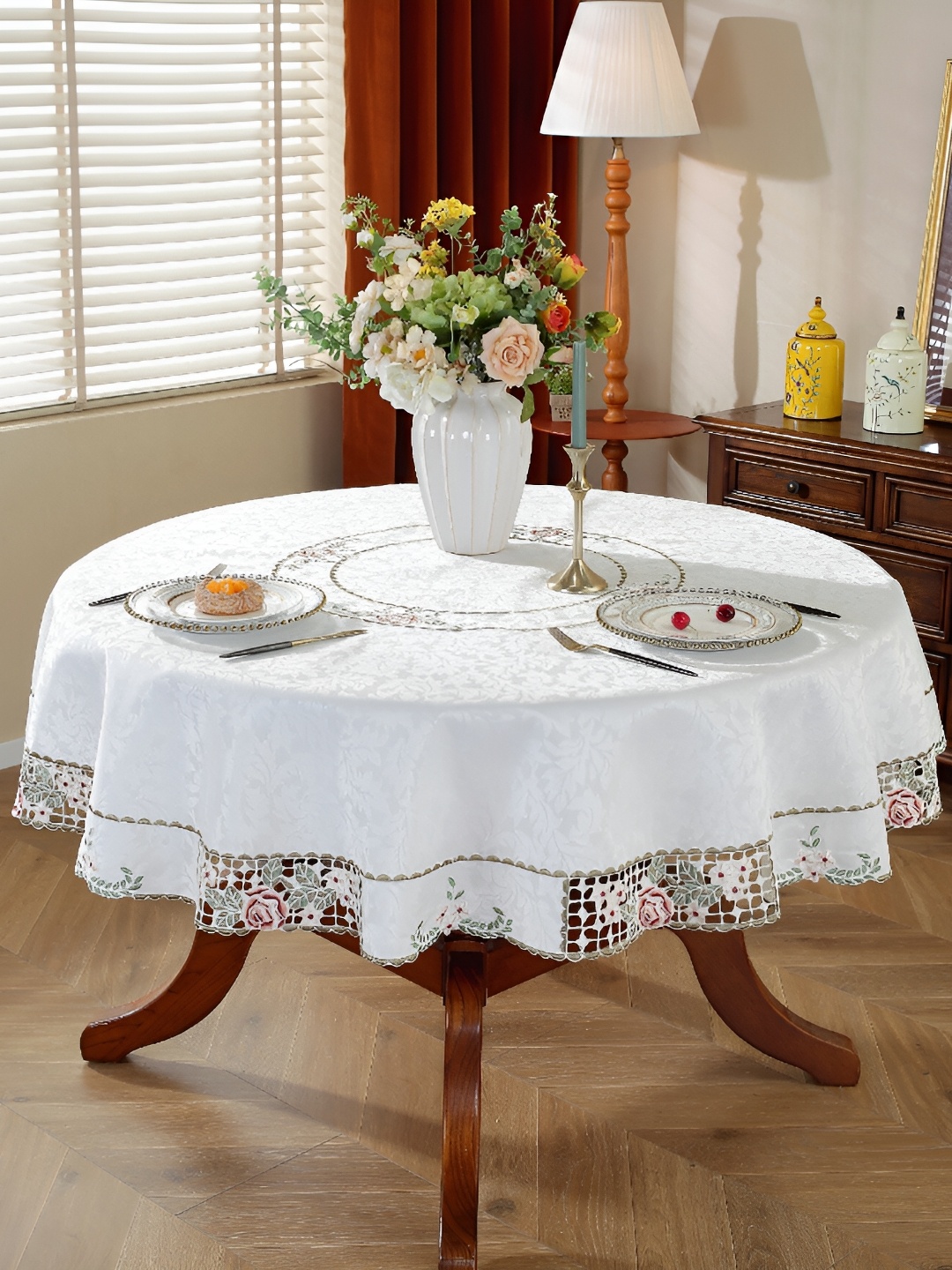 

TANLOOMS White Floral Embroidered Round 6-Seater Table Cover