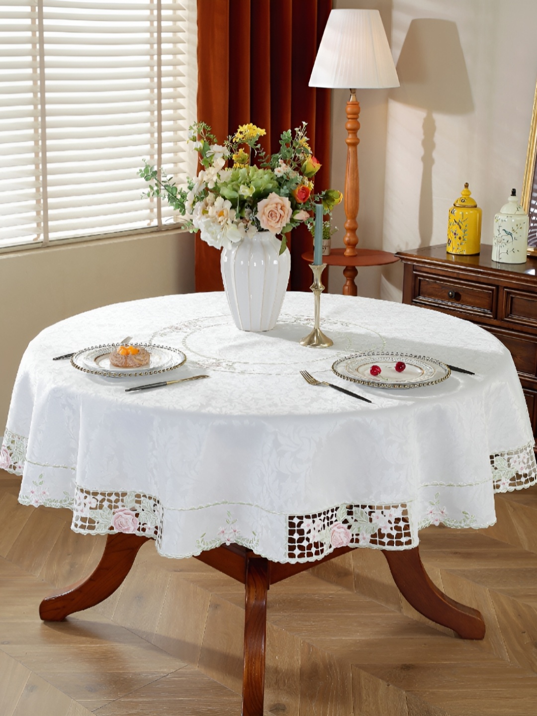 

TANLOOMS White Floral Embroidered Round 4-Seater Table Cover