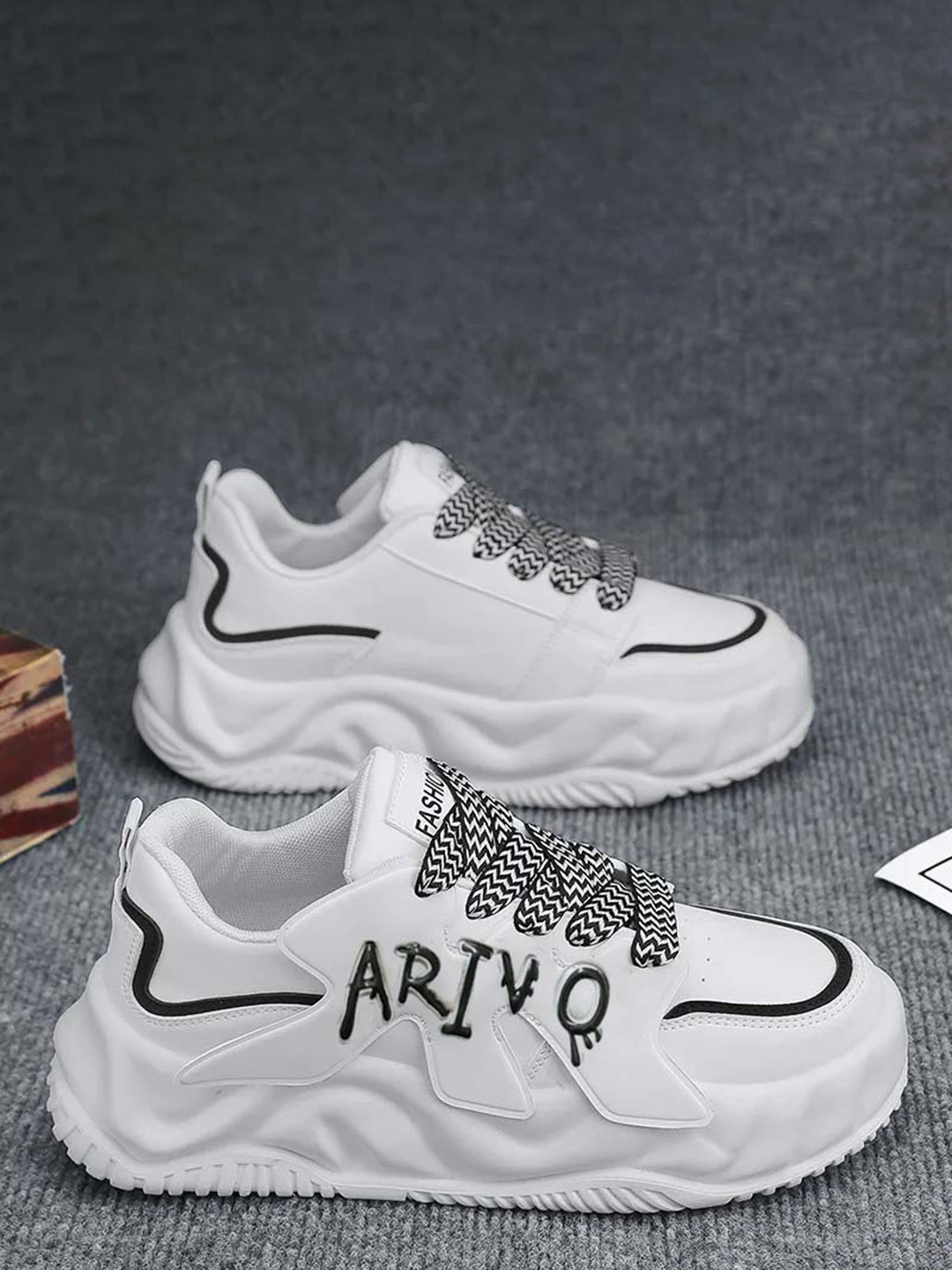

ARIVO Men Textured Lightweight Sneakers, White