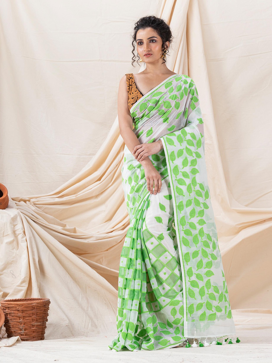 

Angoshobha Floral Woven Design Jamdani Saree, Green