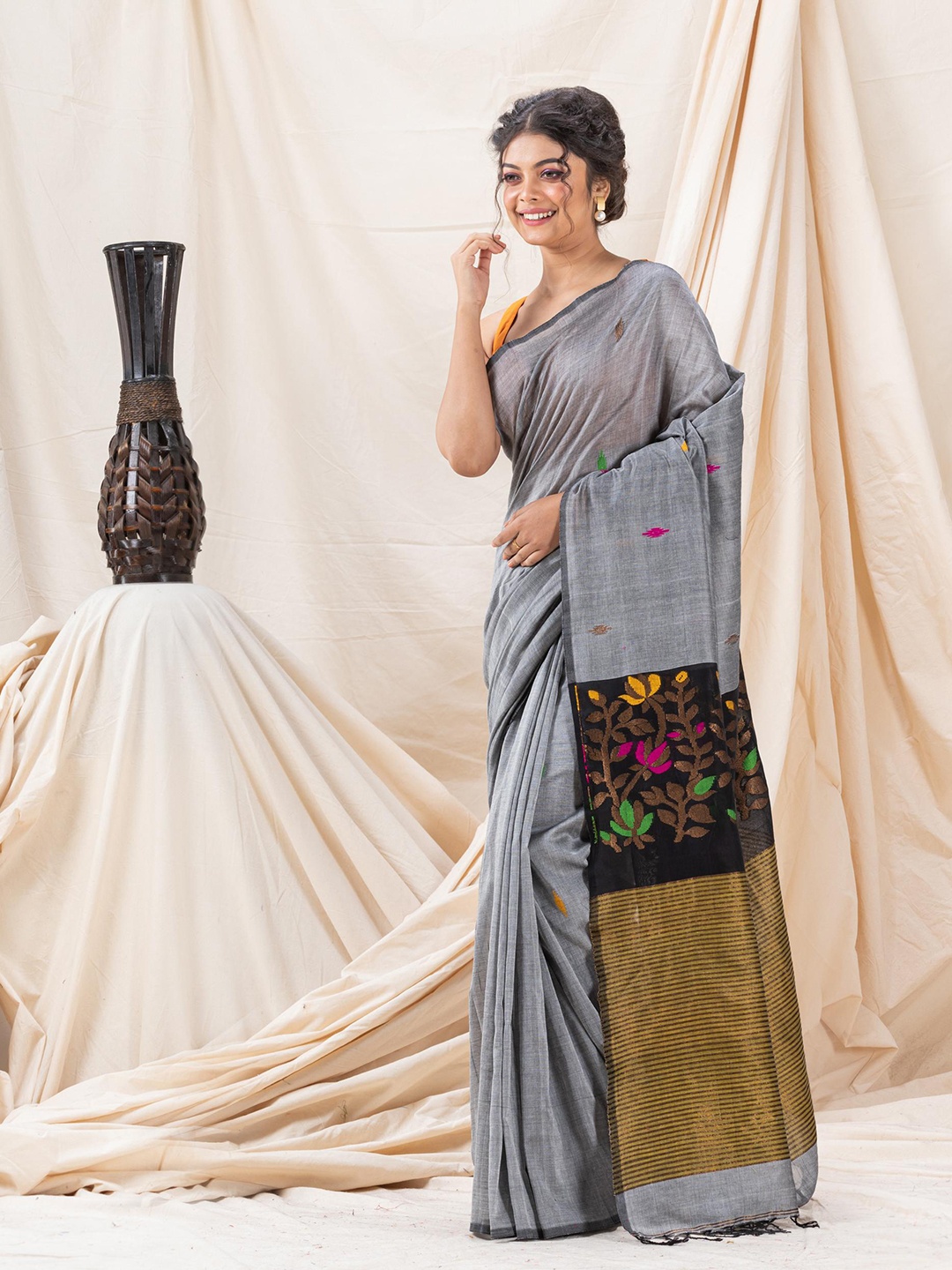 

Angoshobha Floral Woven Design Pure Cotton Jamdani Saree, Grey