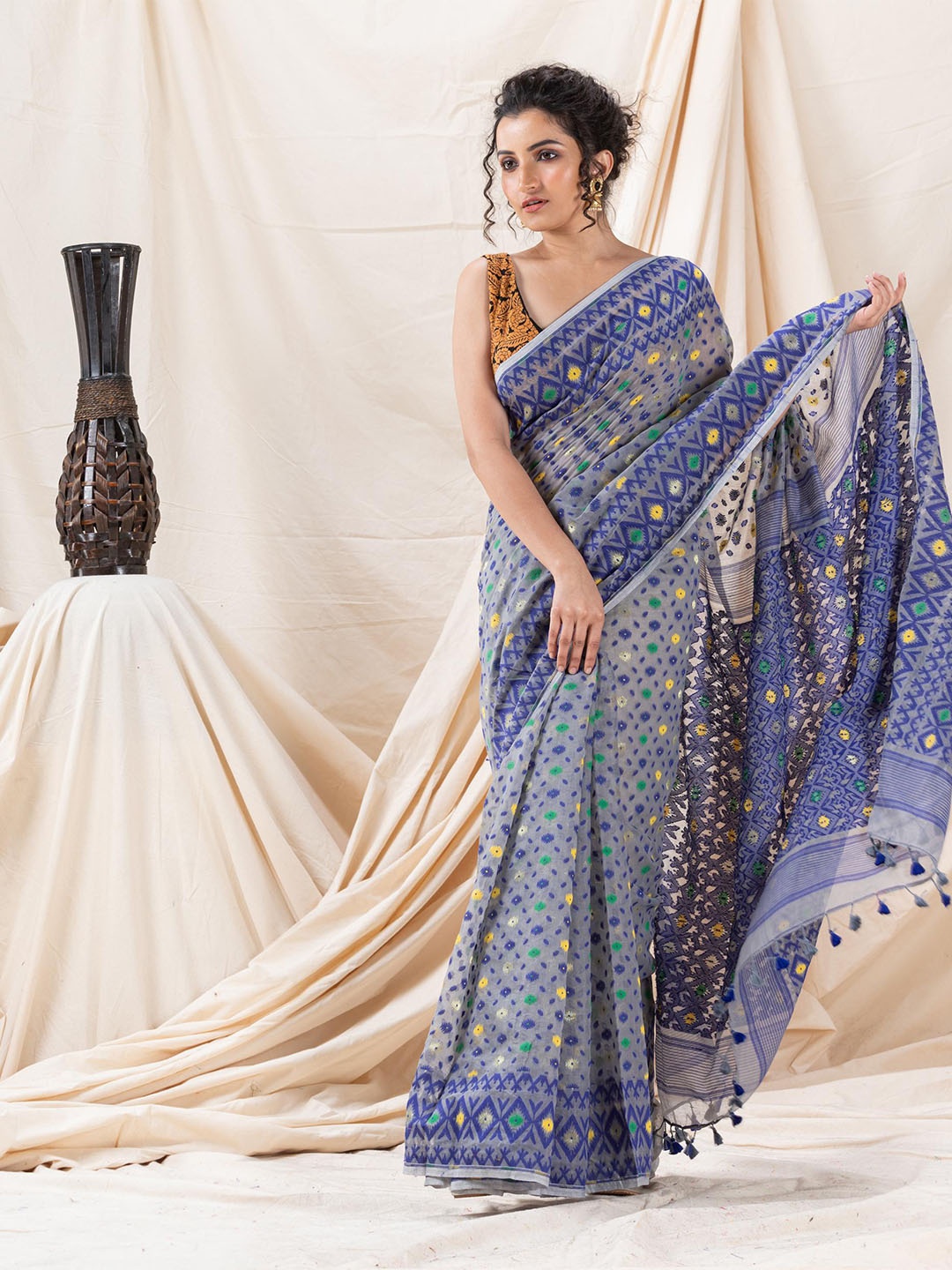 

Angoshobha Polka Dots Woven Design Jamdani Saree, Grey