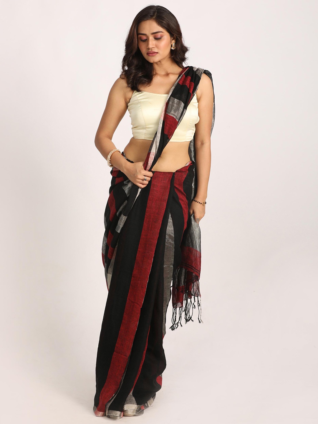 

Angoshobha Colourblocked Pure Linen Saree, Silver