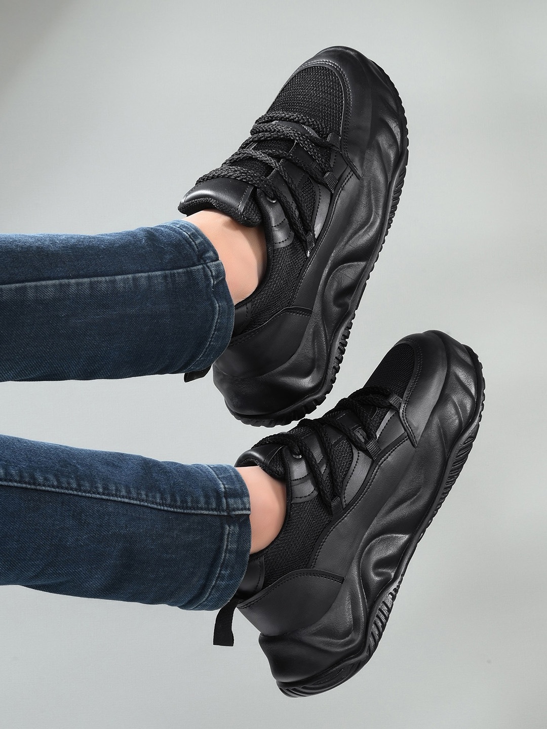 

ARIVO Men Textured Sneakers, Black