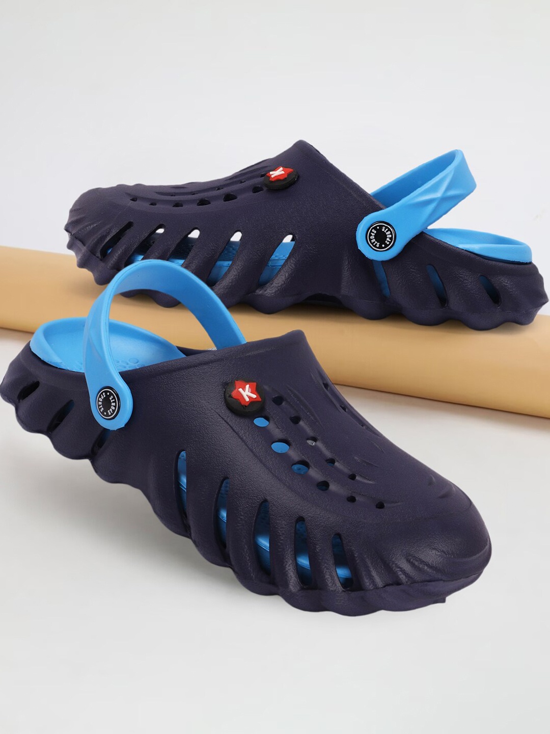 

The Roadster Lifestyle Co. Men Black Self Design Clogs, Navy blue