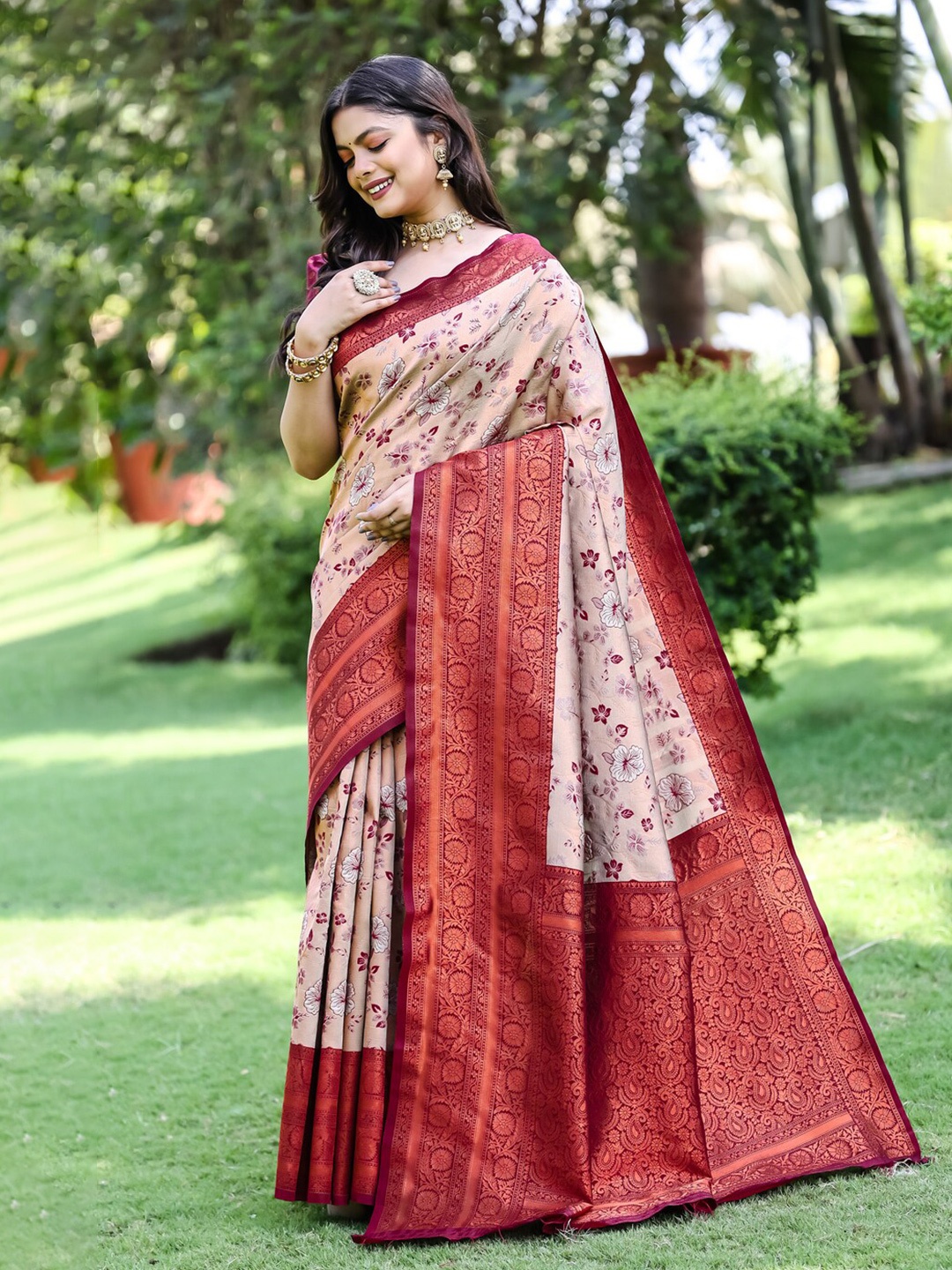 

trihut Floral Woven Design Zari Kanjeevaram Saree, Beige