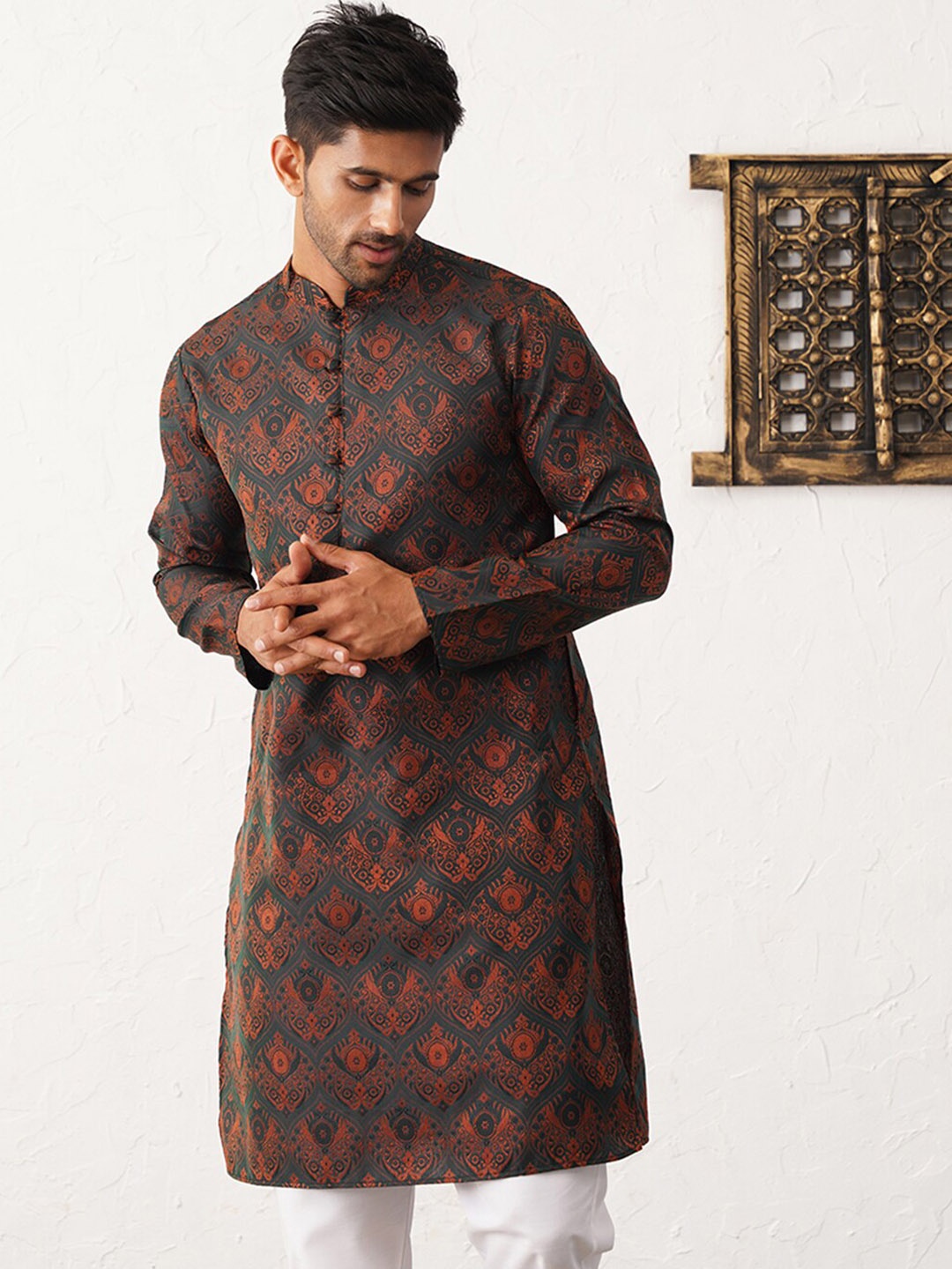 

Jompers Ethnic Motifs Printed Mandarin Collar Silk & Cotton Straight Kurta, Black