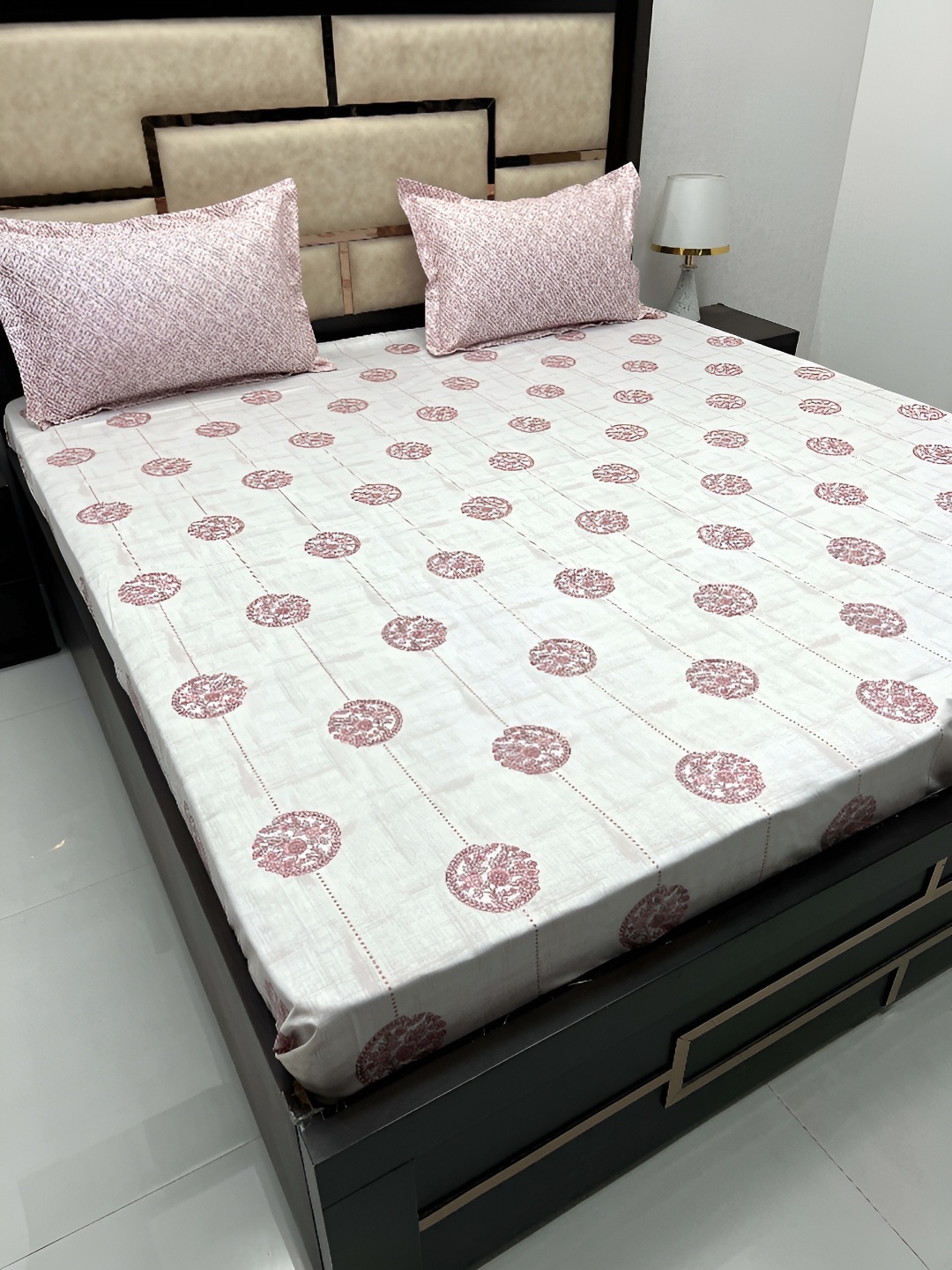 

Pure Decor Lifestyle Peach & White Floral 400 TC King Bedsheet With 2 Pillow Covers