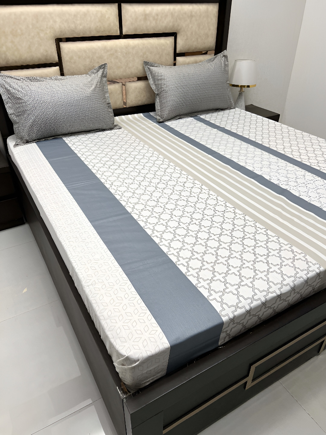 

Pure Decor Lifestyle White & Grey Geometric Cotton 400 TC King Bedsheet & 2 Pillow Covers