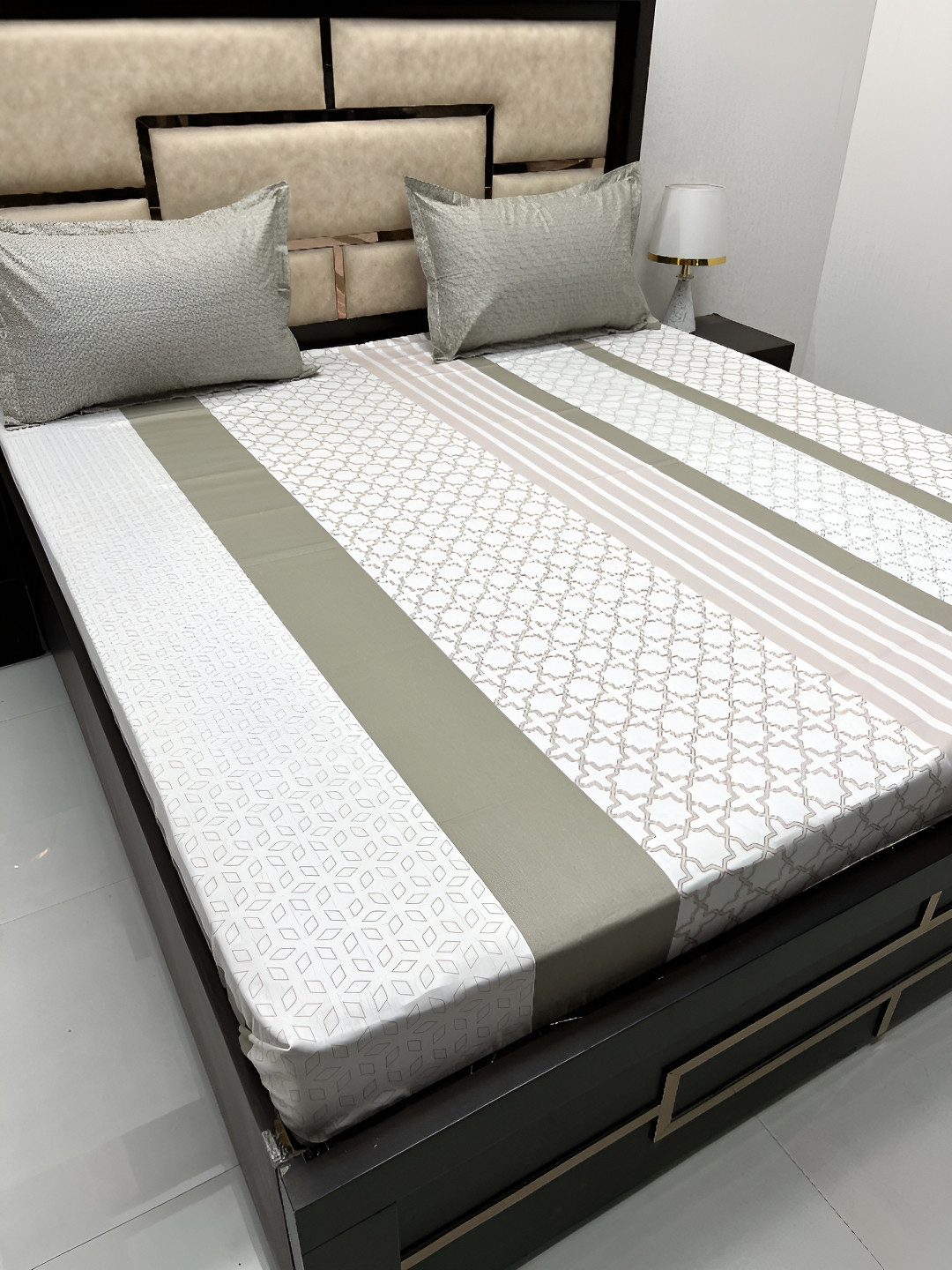 

Pure Decor Lifestyle Green & White Ethnic Motifs 400 TC King Bedsheet With 2 Pillow Covers