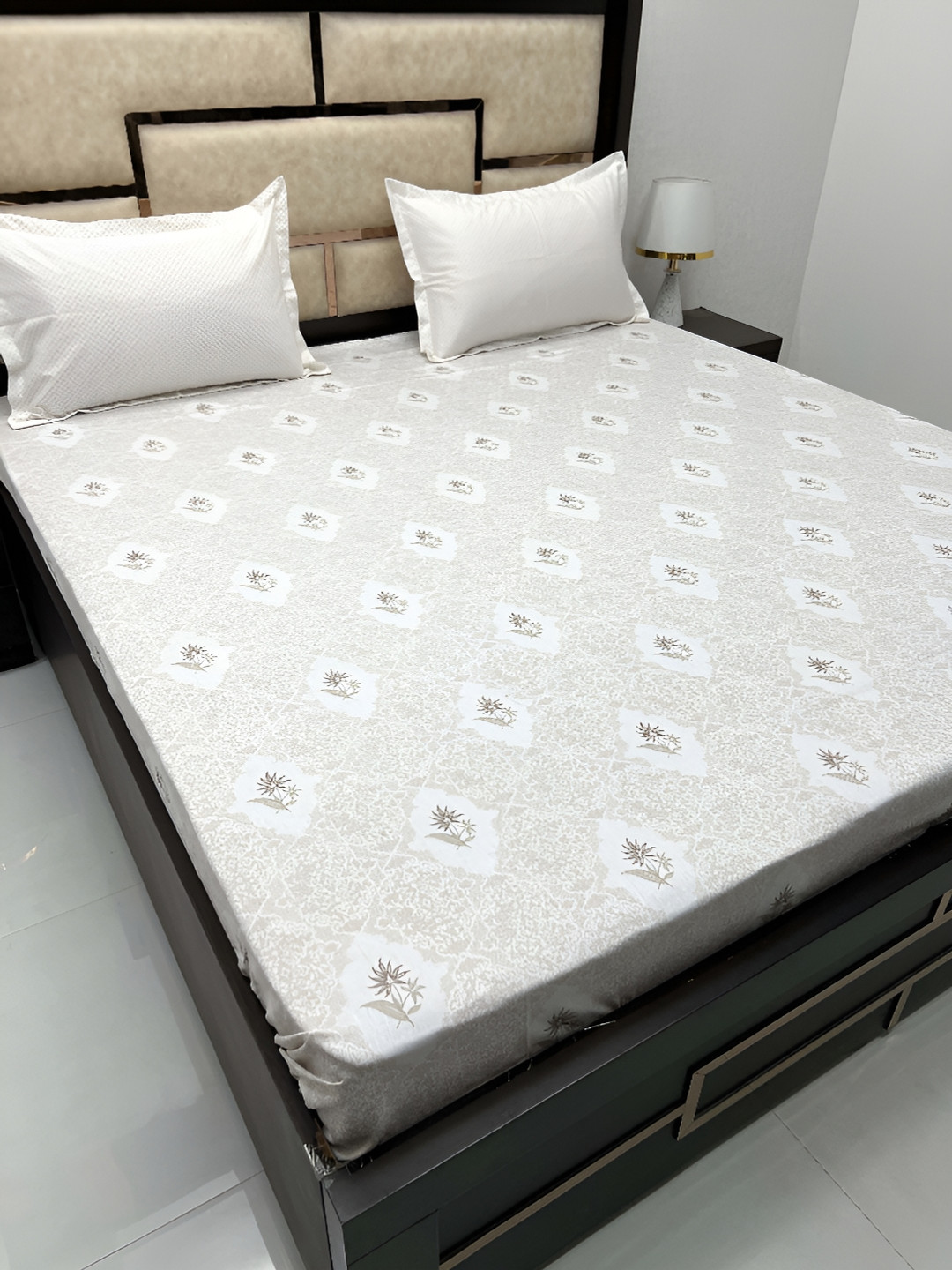 

Pure Decor Lifestyle Brown & White Floral 400 Cotton TC King Bedsheet With 2 Pillow Covers