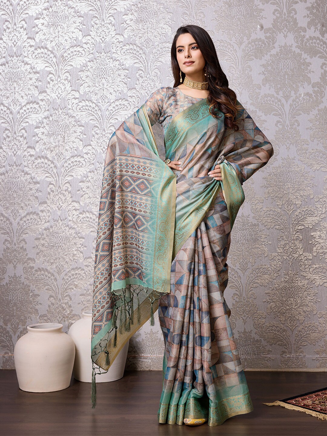 

Ishin Geometric Printed Woven Design Zari Saree, Green