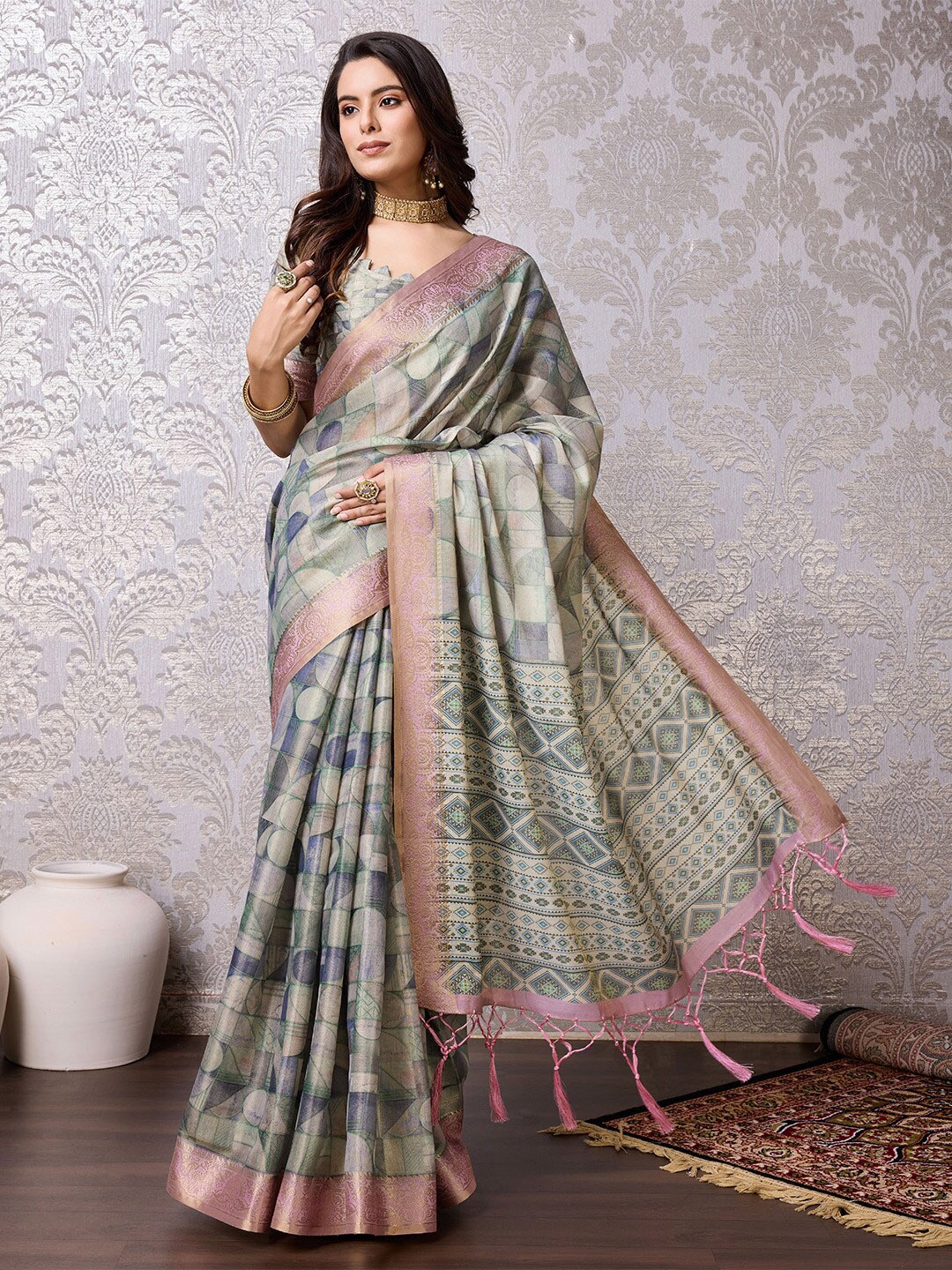 

Ishin Geometric Printed Woven Design Zari Saree, Green