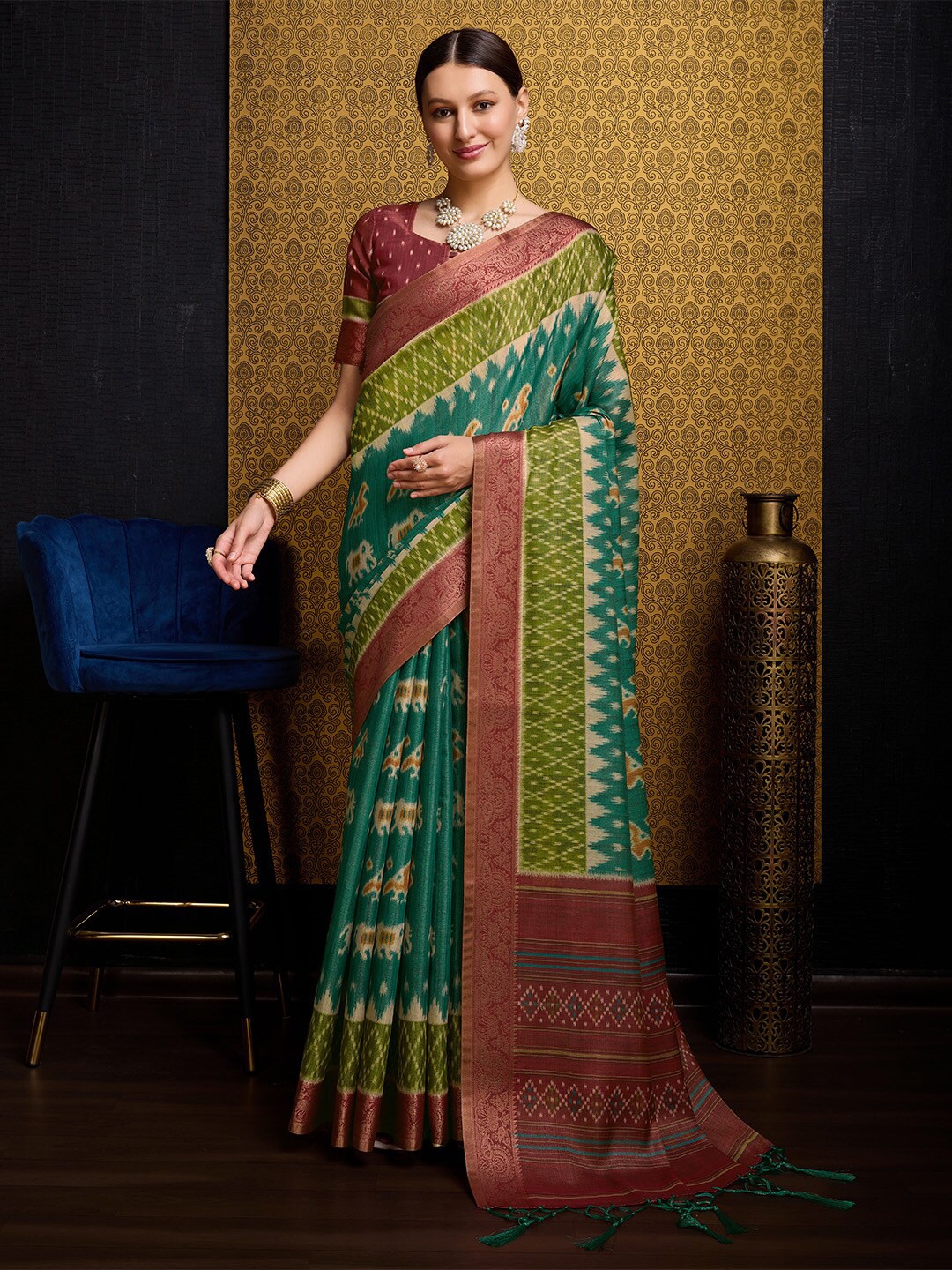 

Ishin Ethnic Motifs Printed Woven Design Zari Saree, Green