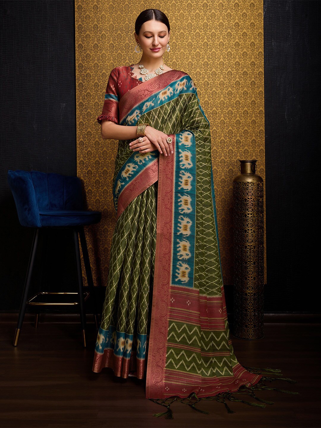 

Ishin Ethnic Motifs Printed Woven Design Zari Saree, Green