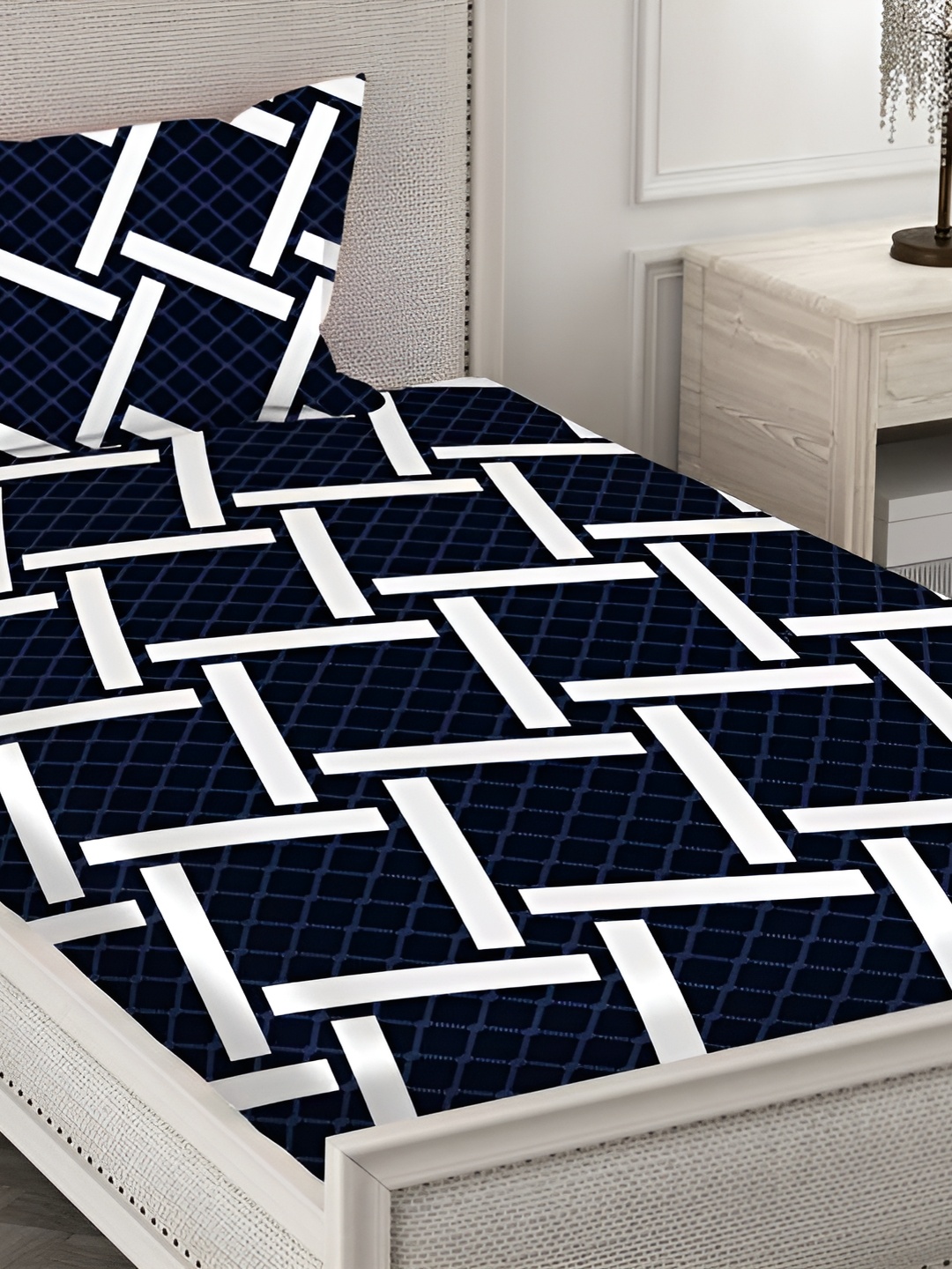 

Quirky Home Black & White 144 TC Queen Bedsheet with 2 Pillow Covers