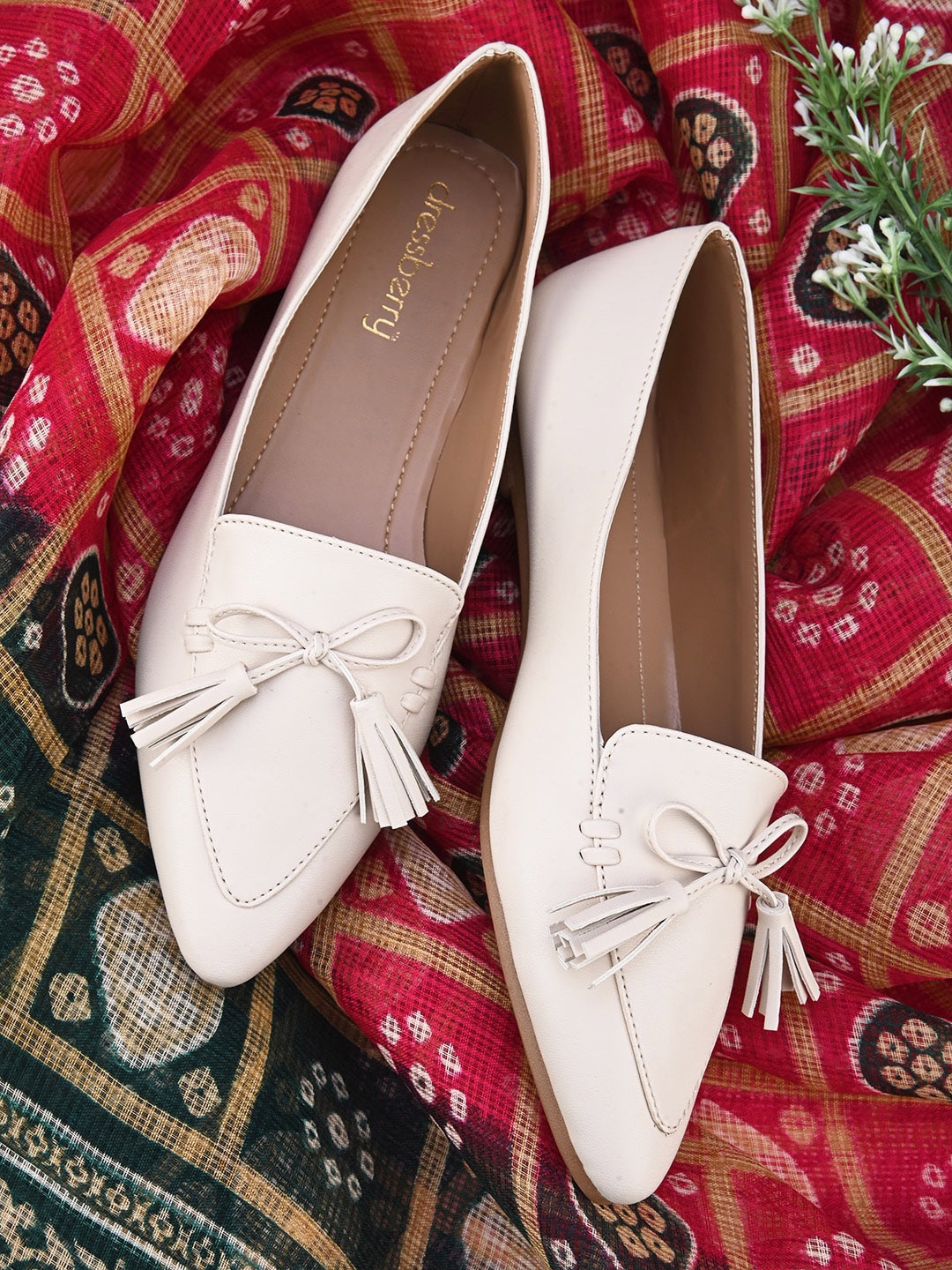 

DressBerry Off White Bow Detailed Ballerinas