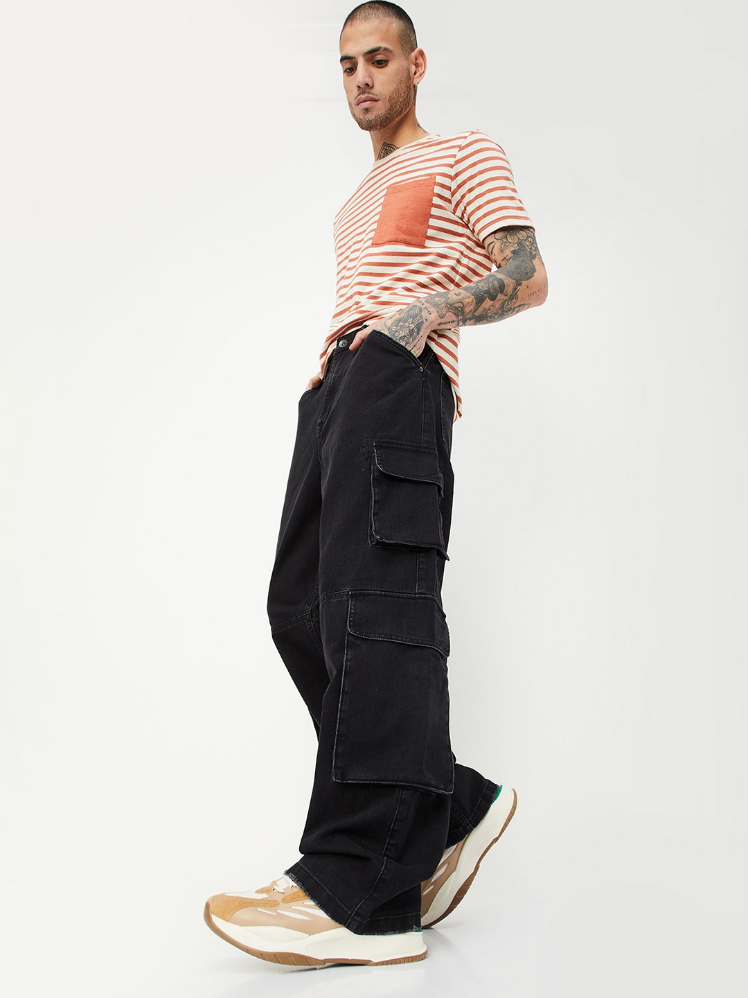 

max Men Clean Look Pure Cotton Cargo Jeans, Black