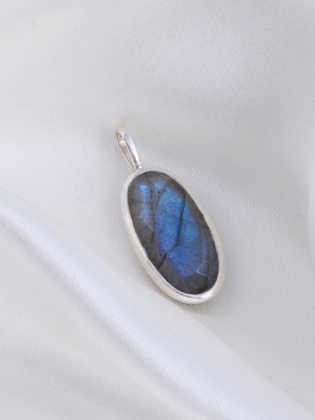 

HIFLYER JEWELS Sterling Silver Pendants with Chains, Blue