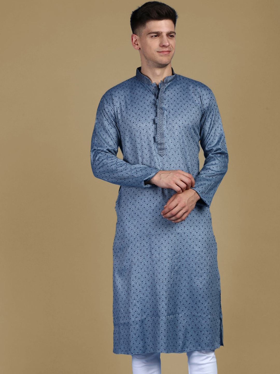 

Sanwara Mandarin Collar Geometric Thread Work Cotton Kurta, Blue