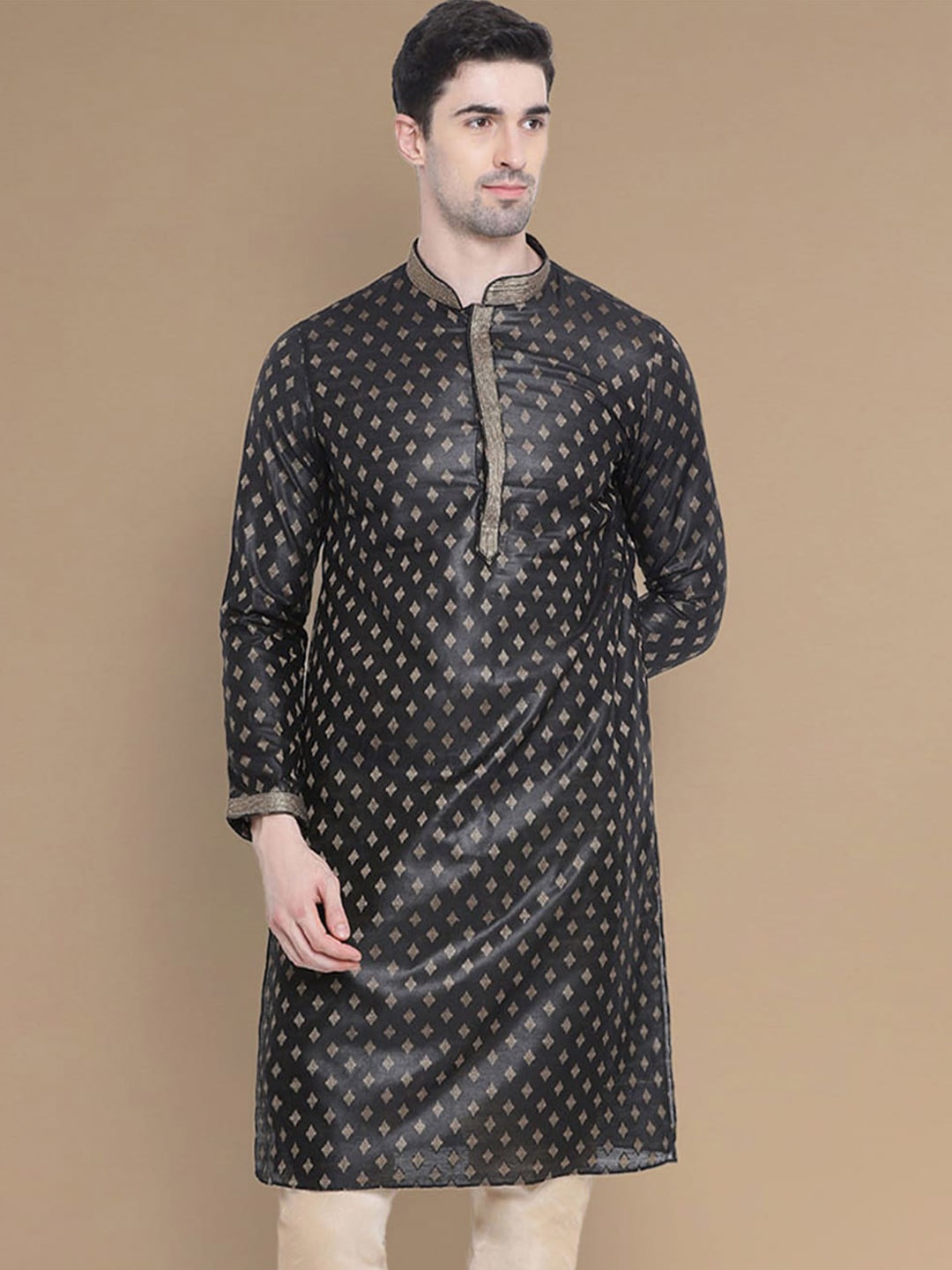 

Sanwara Mandarin Collar Geometric Thread Work Straight Kurta, Black
