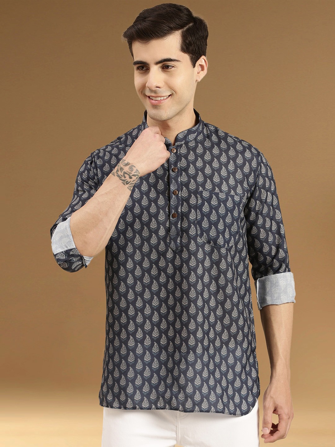 

Sanwara Mandarin Collar Ethnic Motifs Printed Kurta, Red